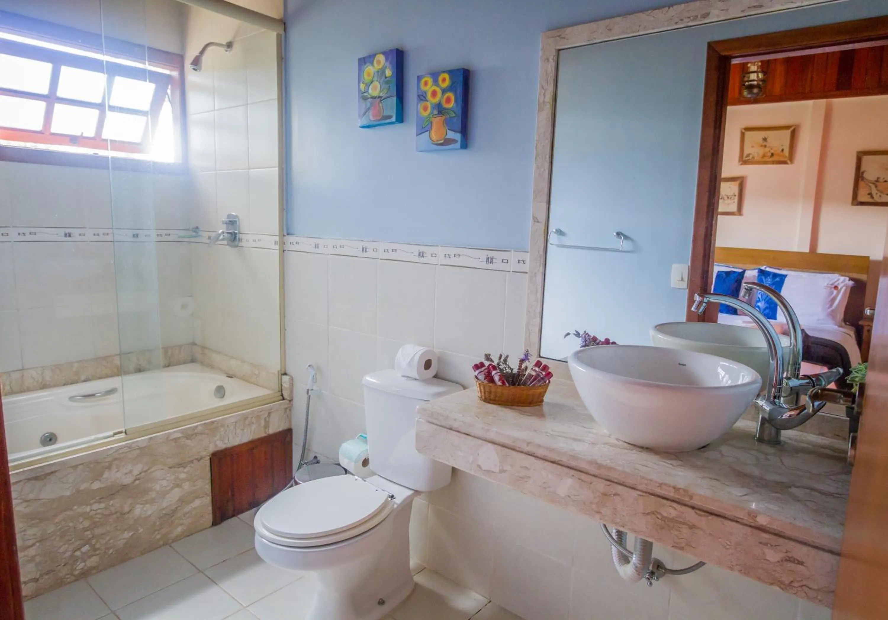 Bath in POUSADA APOEMA PETRÓPOLIS-Rj