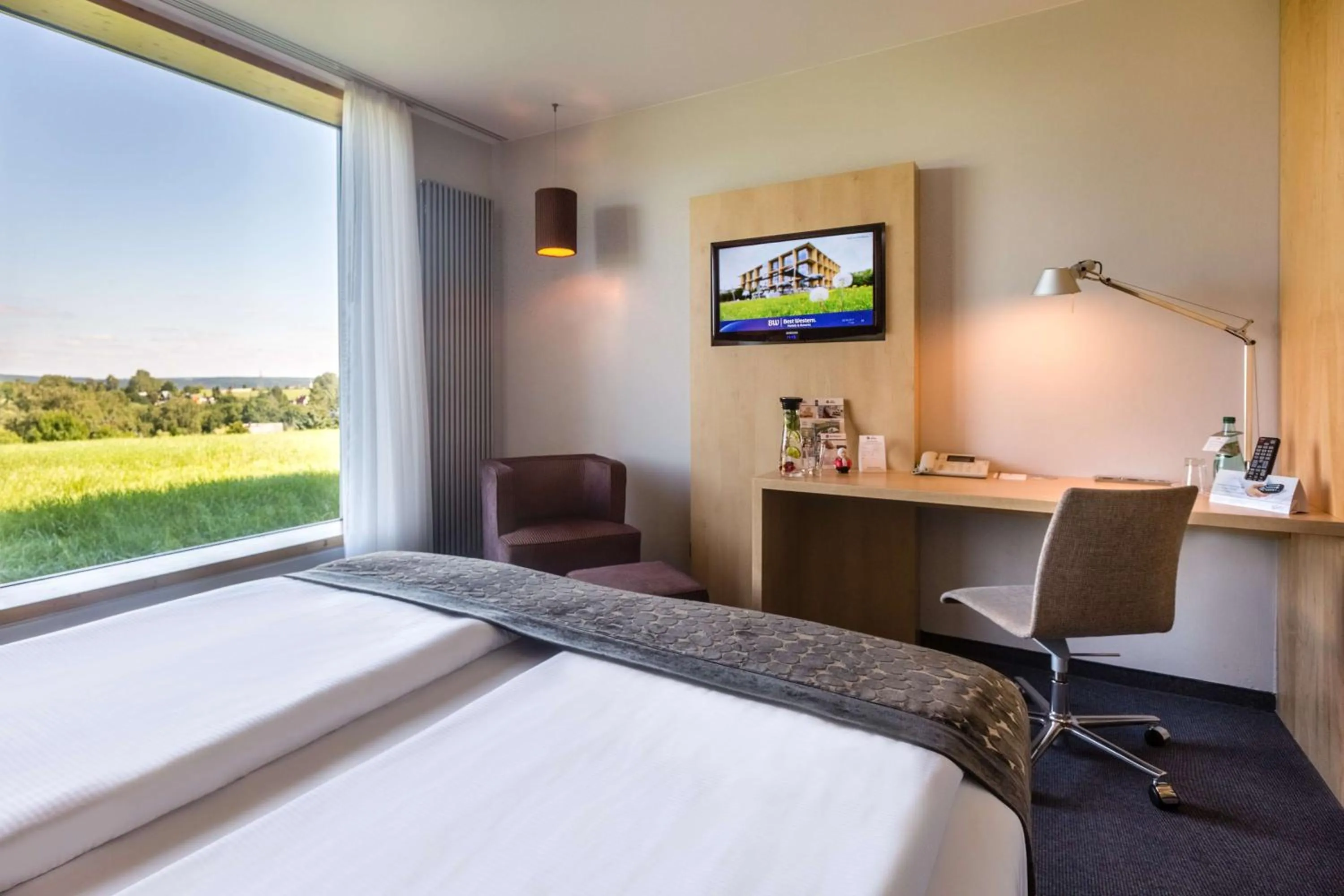 Photo of the whole room, Bed in rugs Hotel am Schlosspark Lichtenwalde