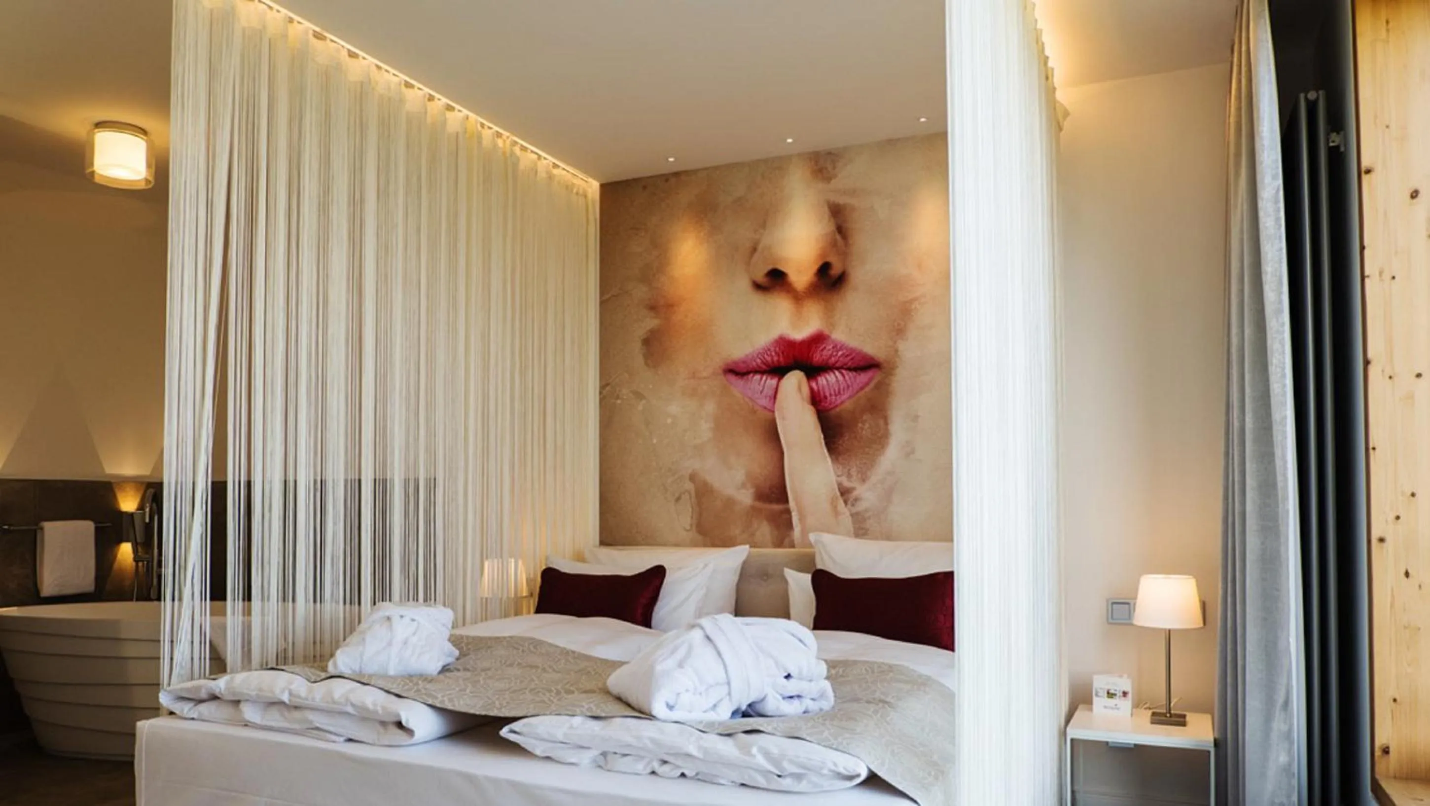 Decorative detail, Bed in rugs Hotel am Schlosspark Lichtenwalde