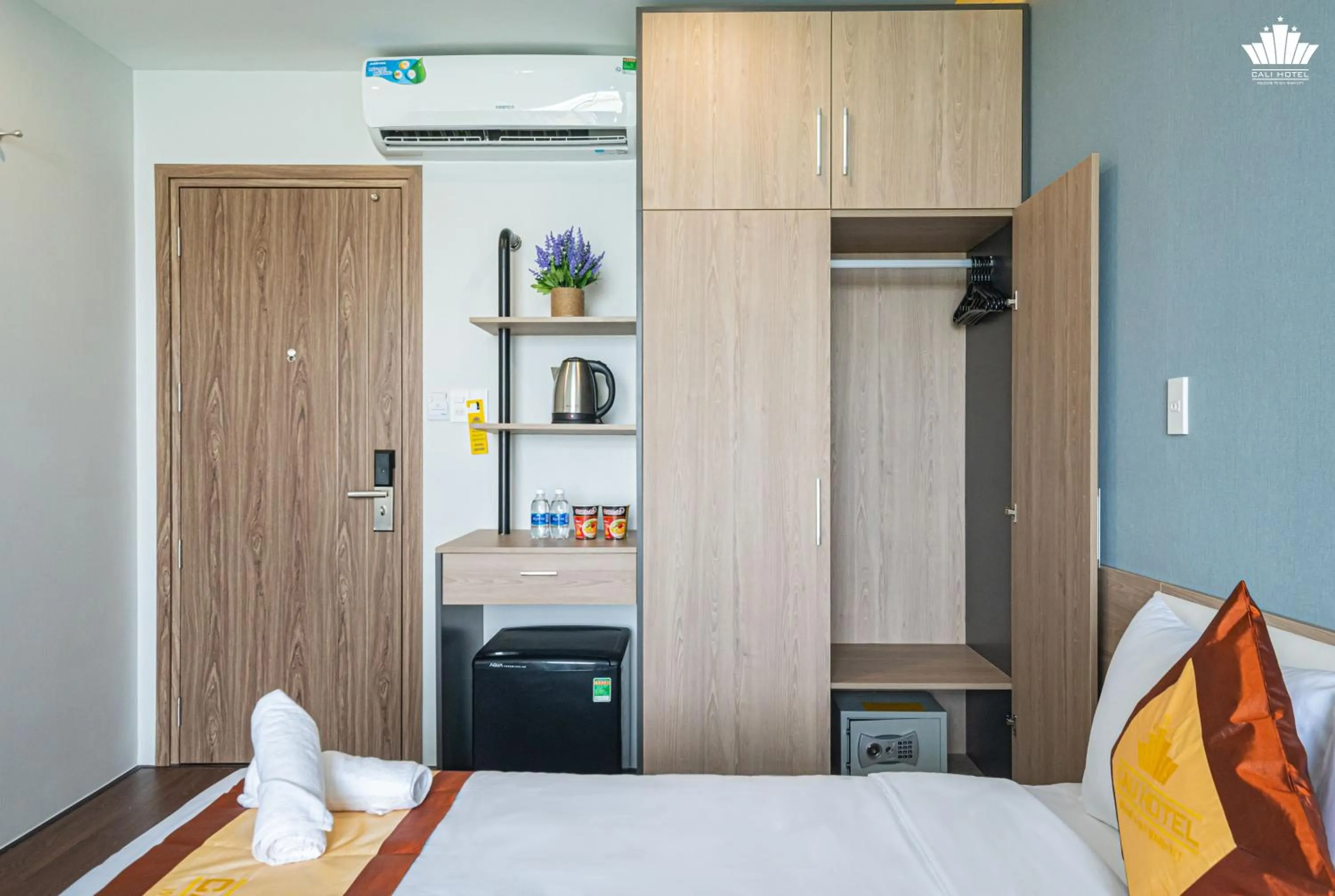 oven, Bed in Cali Hotel Quy Nhơn