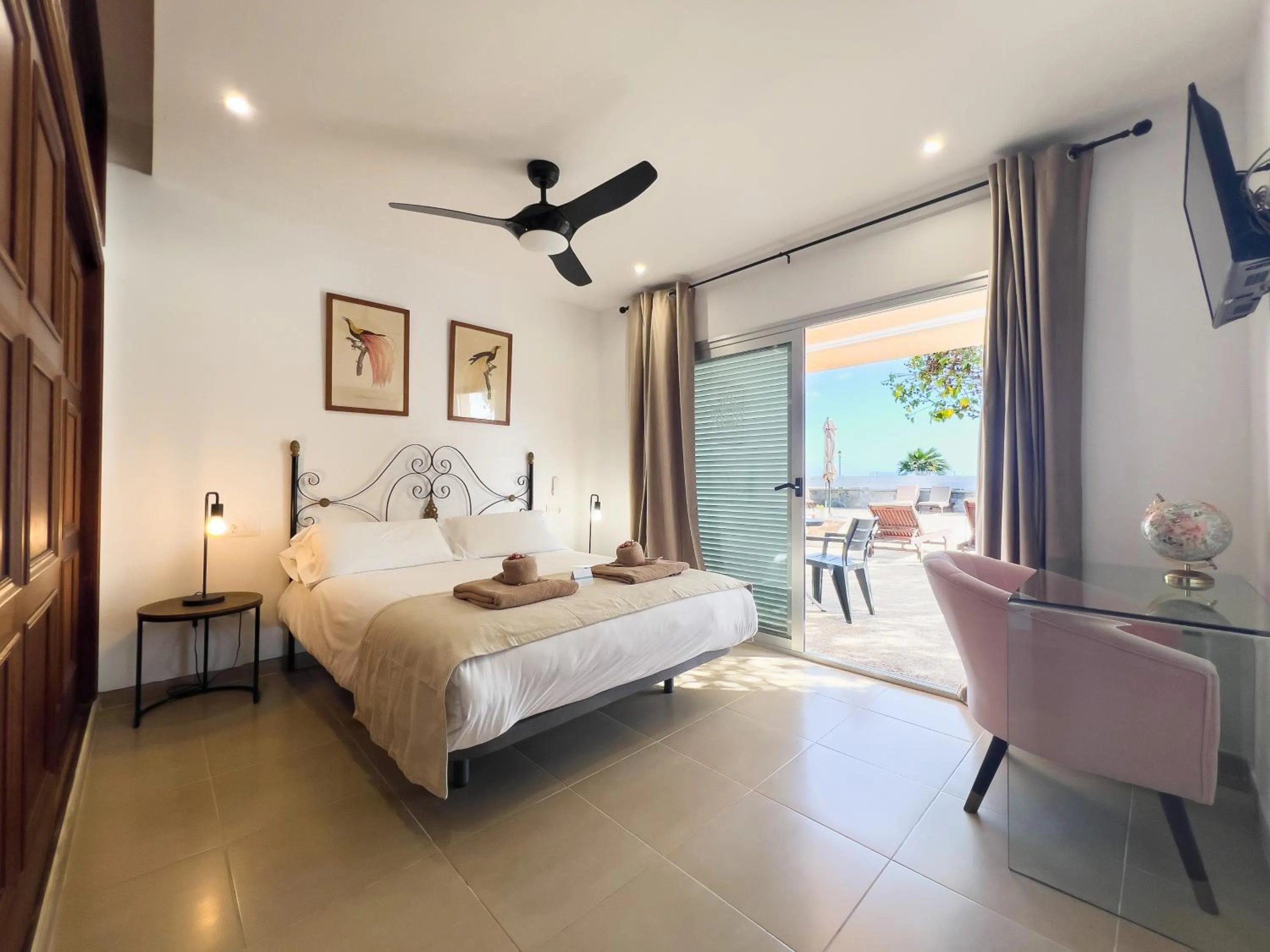 Photo of the whole room, Bed in Hélène Holidays - Hotel Boutique