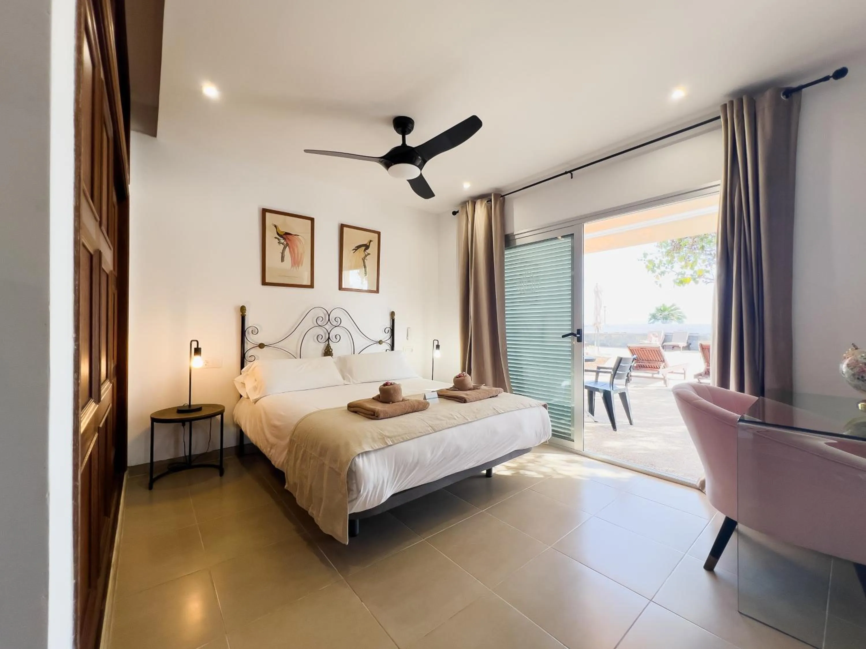 Photo of the whole room, Bed in Hélène Holidays - Hotel Boutique