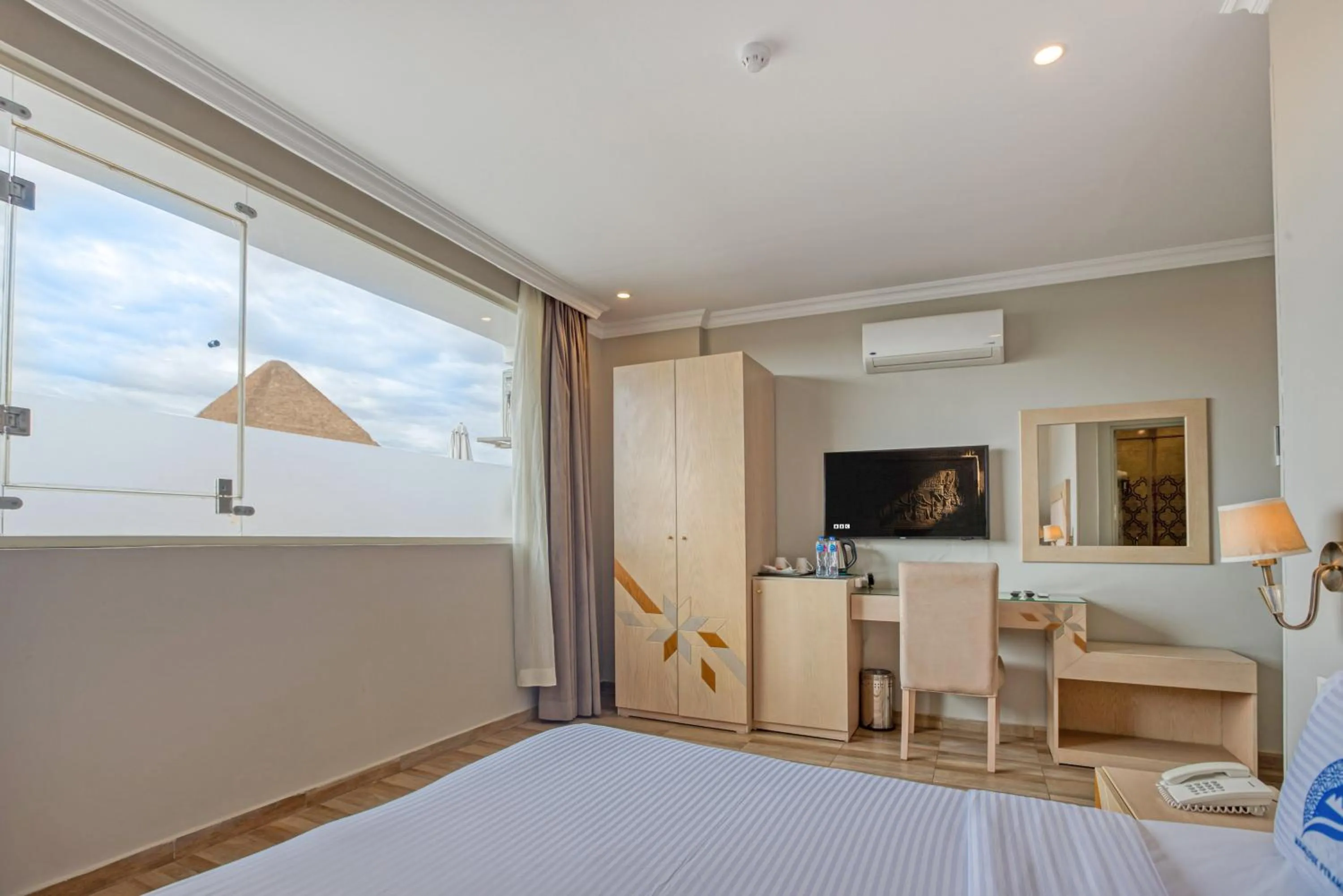 View (from property/room), Bed in Mamlouk Pyramids Hotel