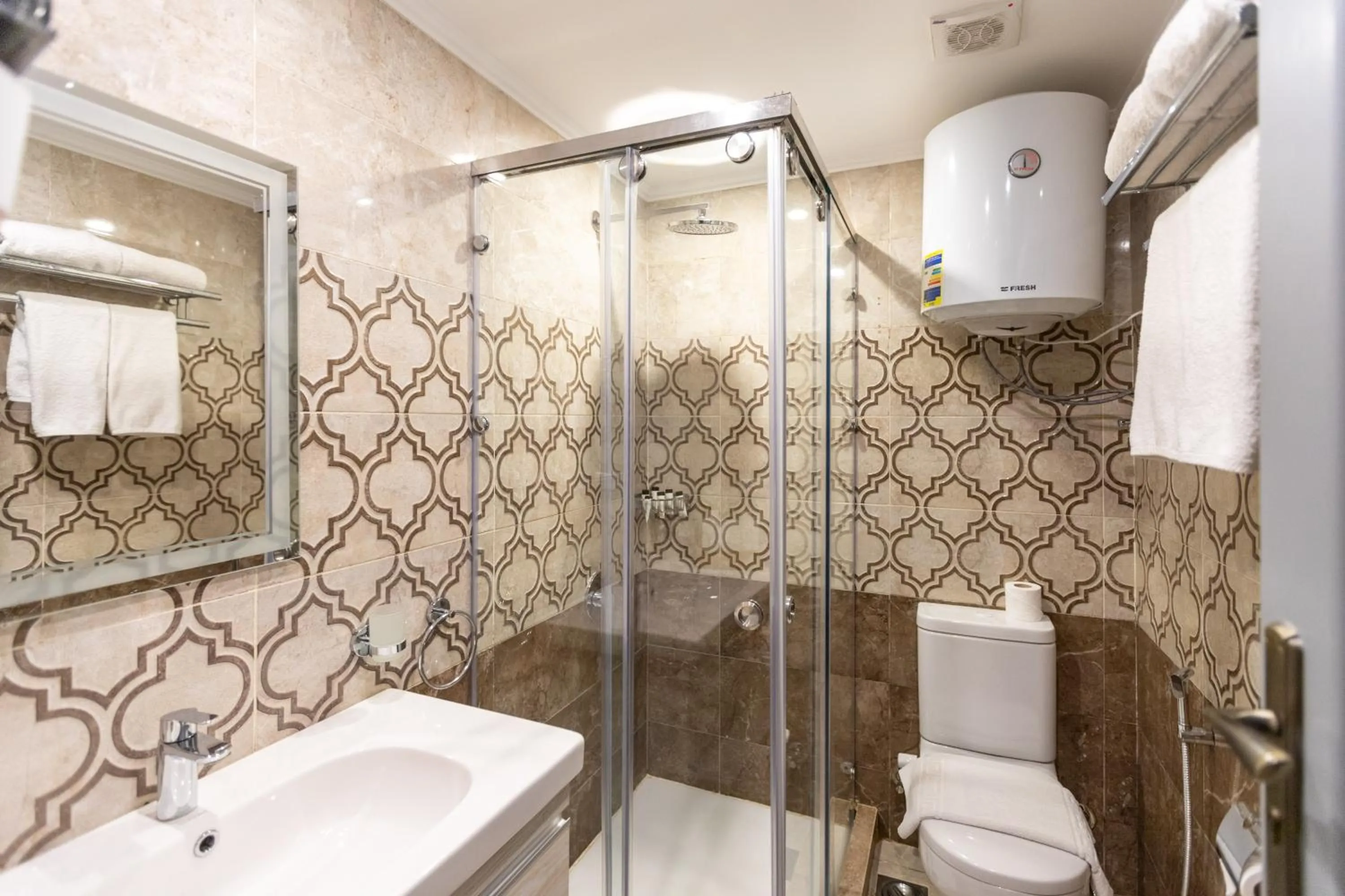 Shower in Mamlouk Pyramids Hotel