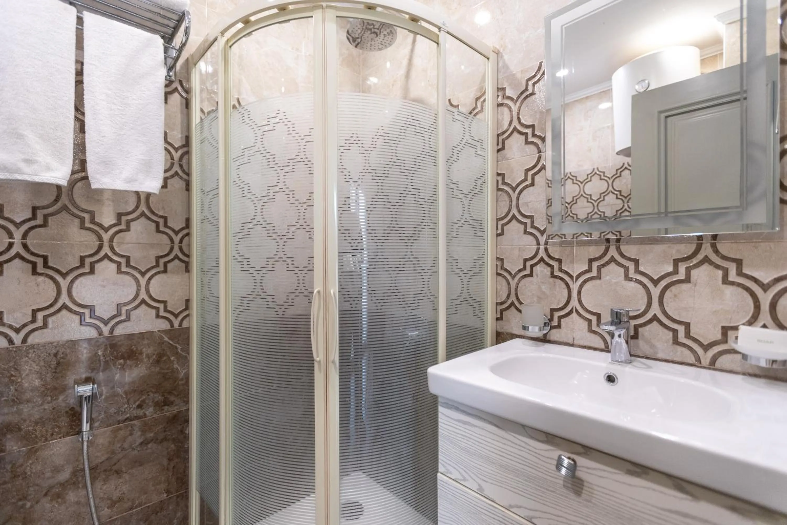 Shower in Mamlouk Pyramids Hotel