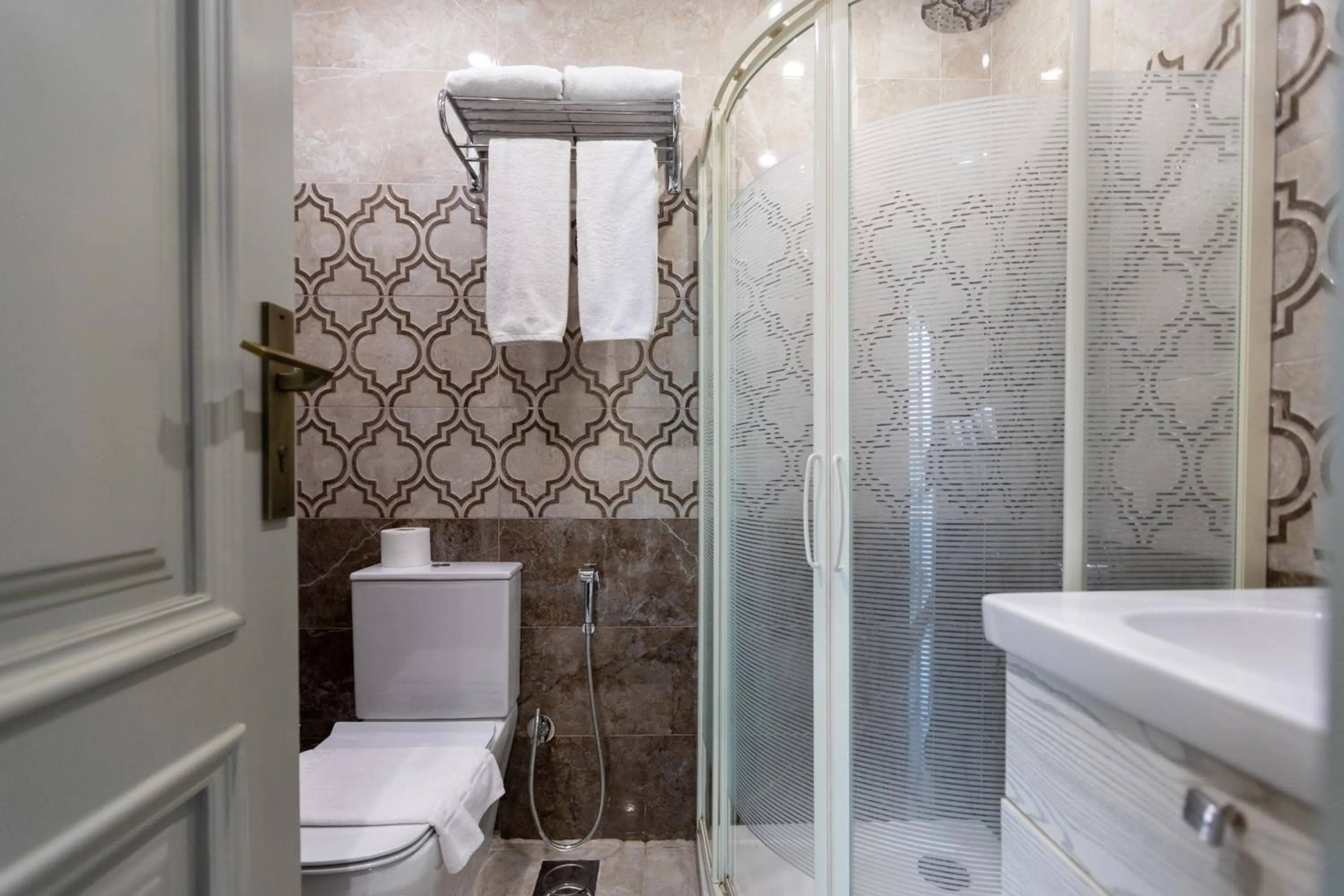 Shower in Mamlouk Pyramids Hotel