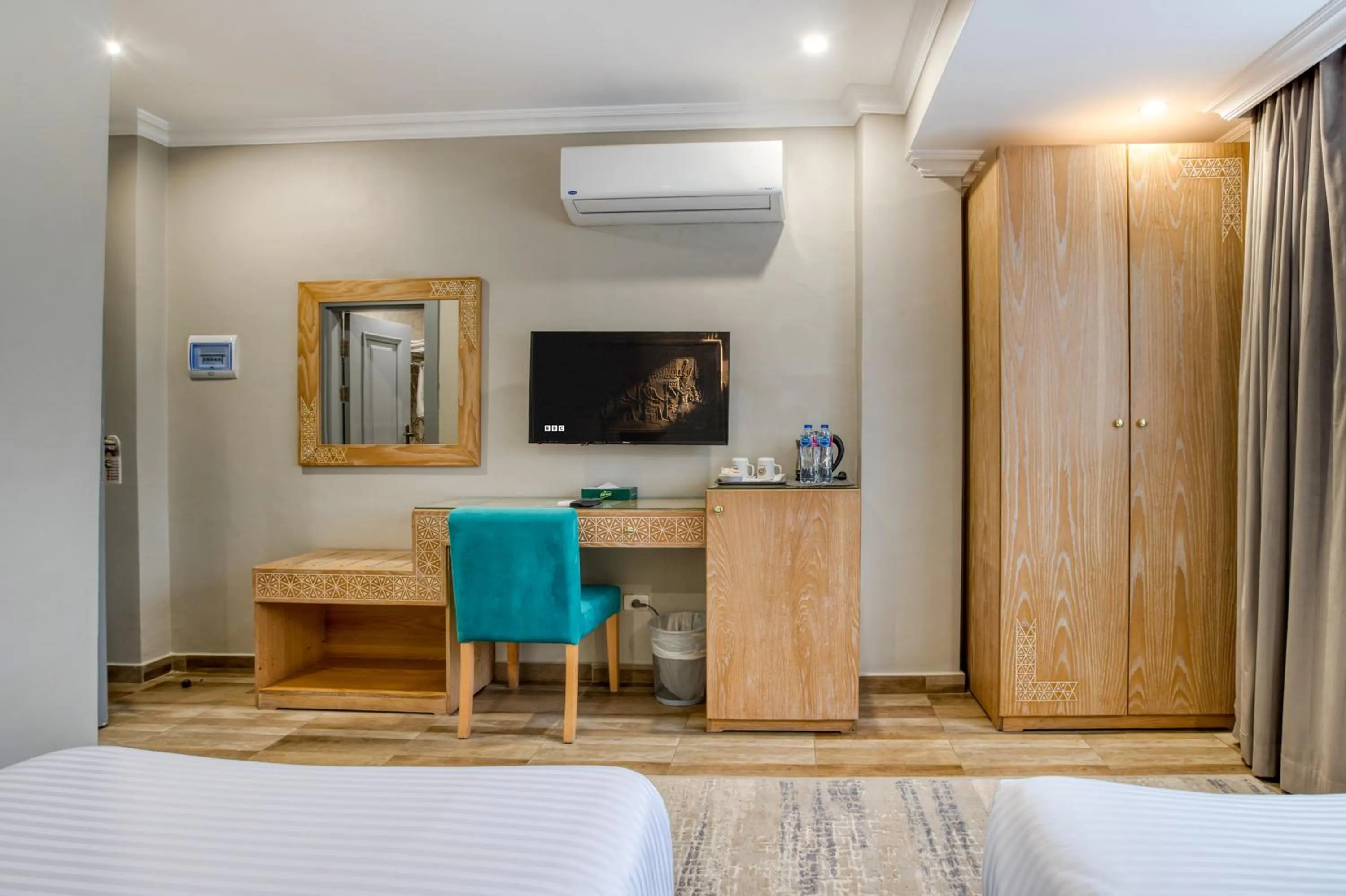 wardrobe, Bed in Mamlouk Pyramids Hotel