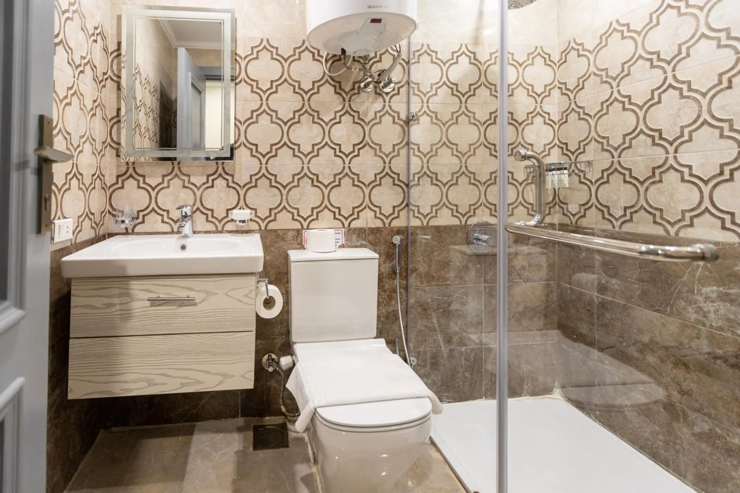 Shower in Mamlouk Pyramids Hotel