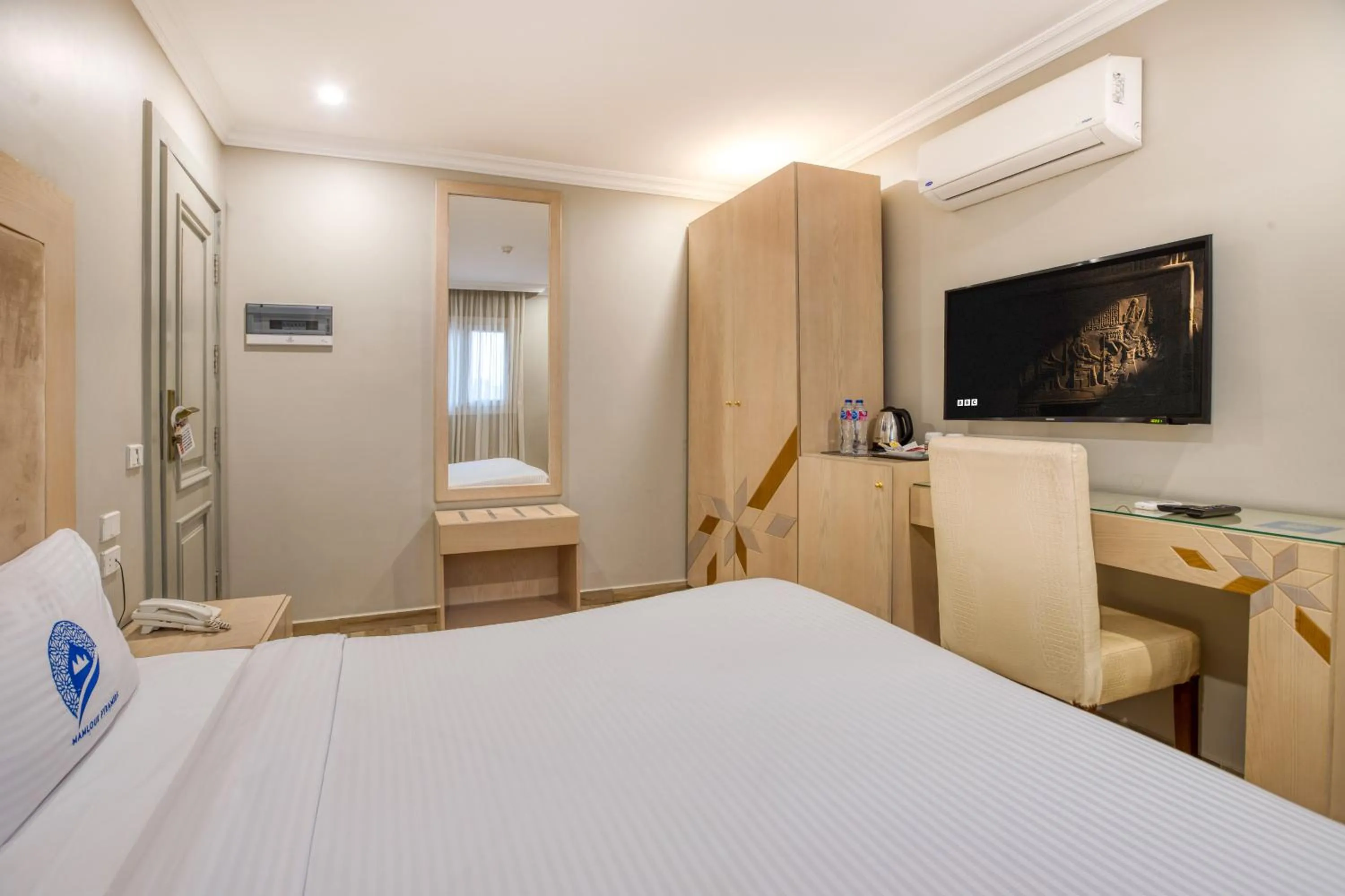 wardrobe, Bed in Mamlouk Pyramids Hotel