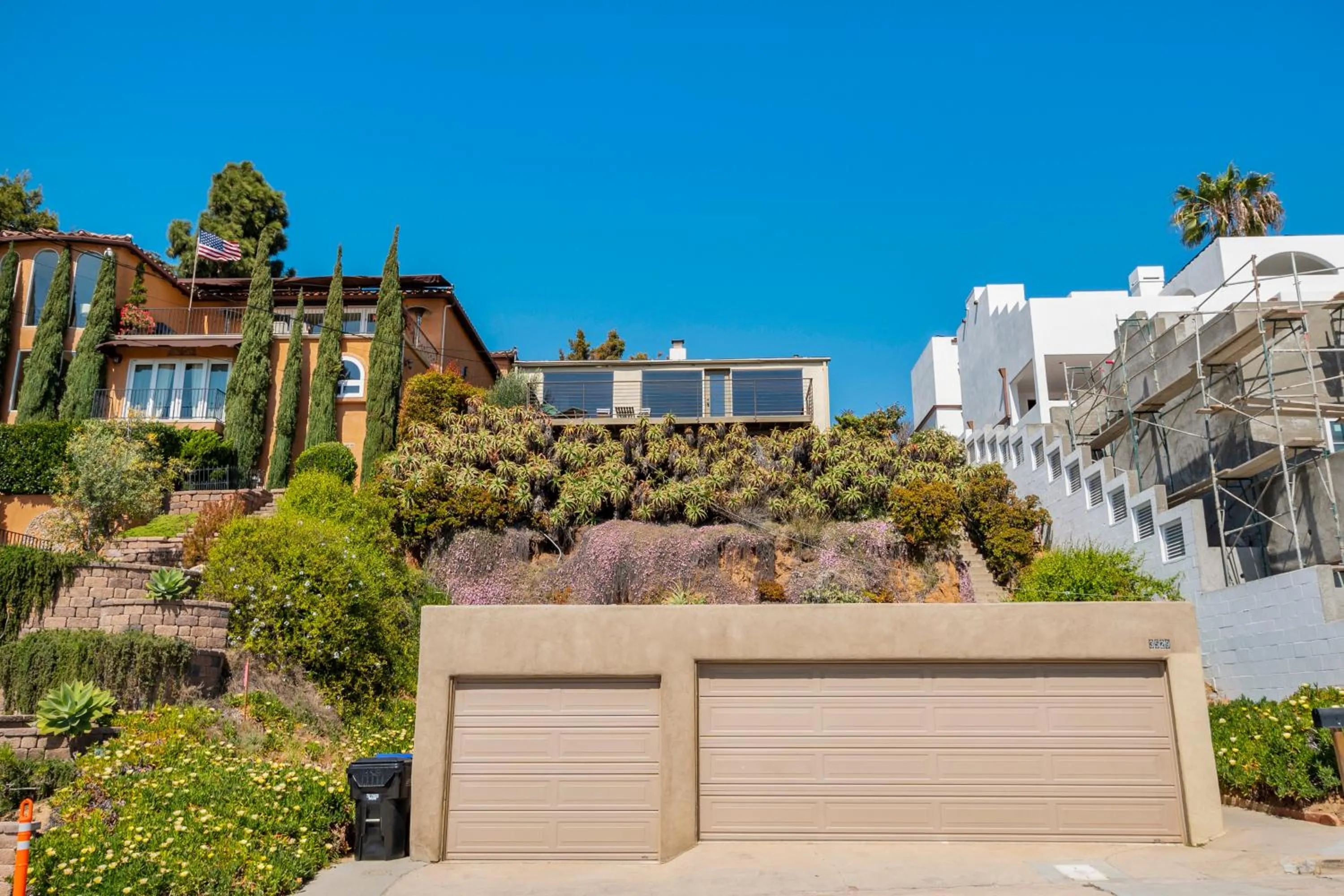 Property building in 26' SUNDECK OCEAN Panoramic VIEWS with AC Fast WiFi -902Mbps