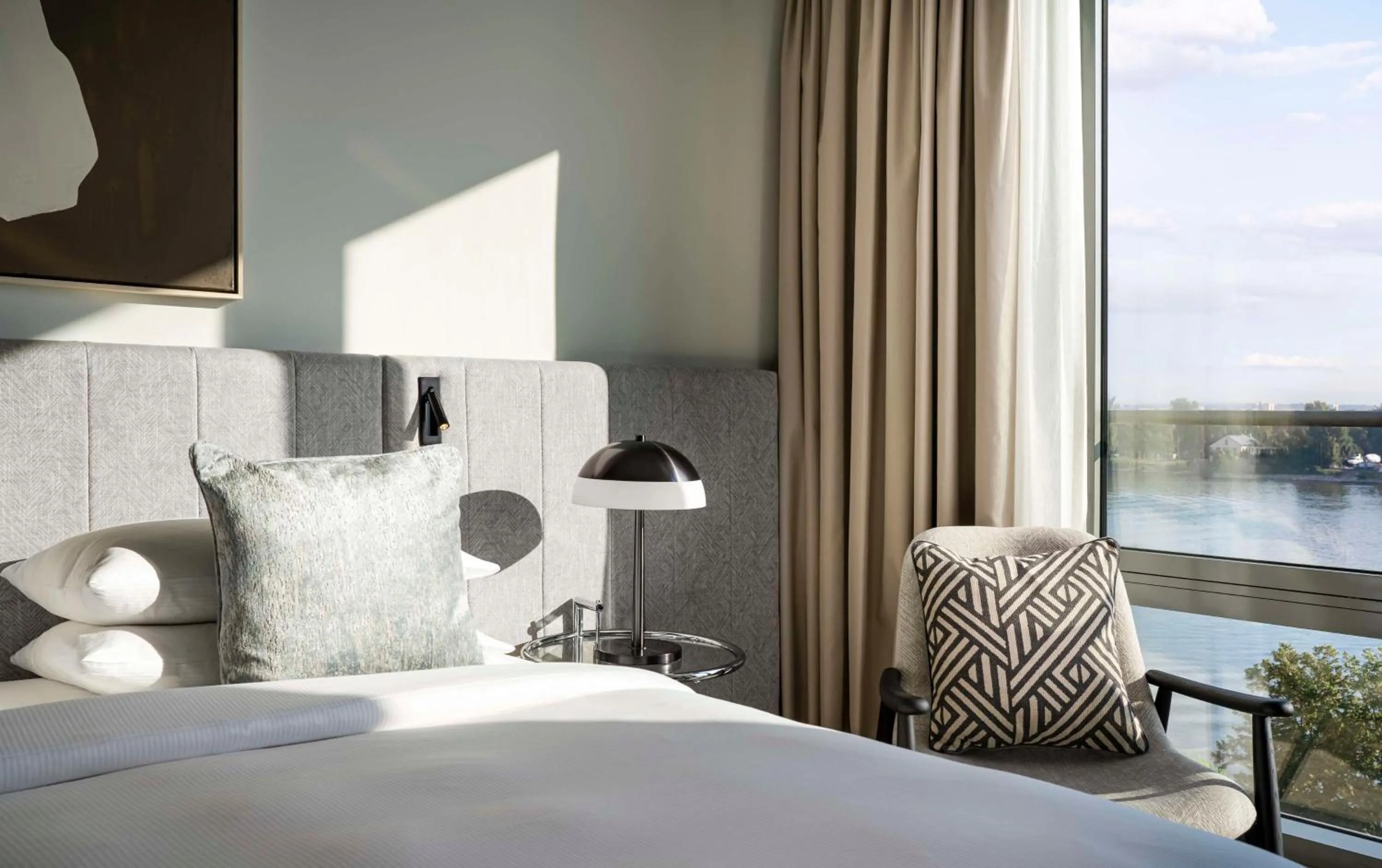 Photo of the whole room, Bed in Hyatt Regency Mainz