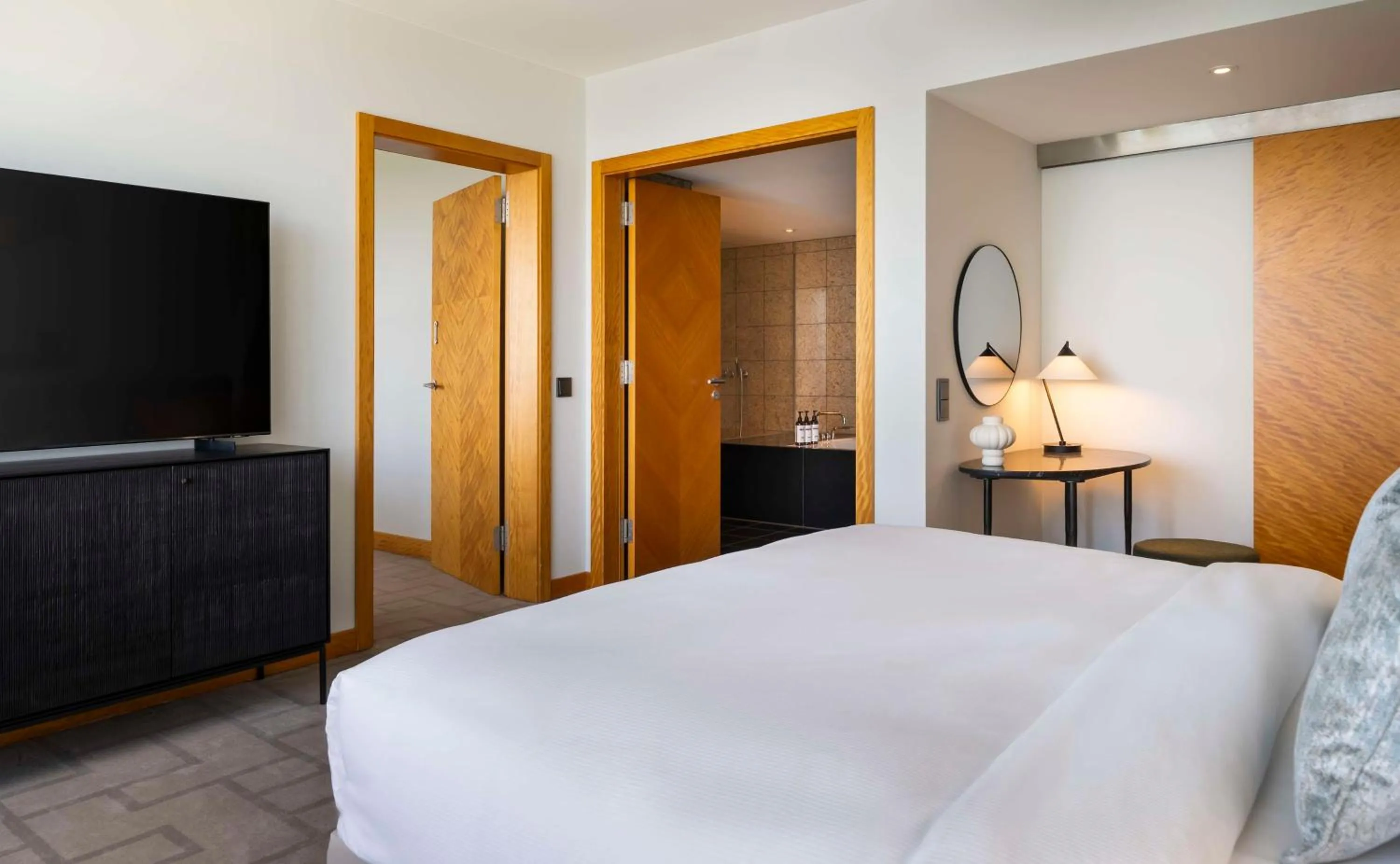 Photo of the whole room, Bed in Hyatt Regency Mainz