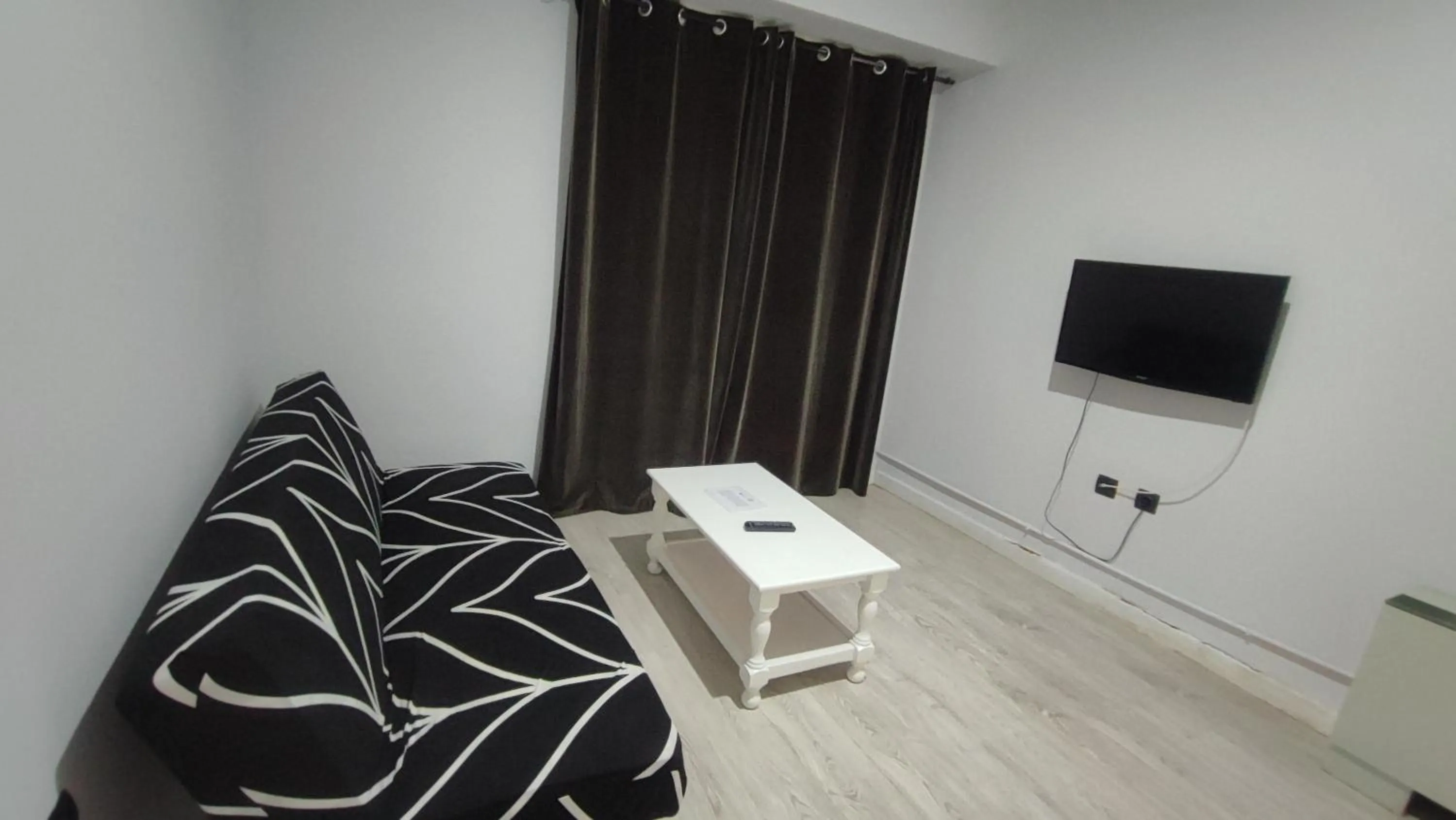 Communal lounge/ TV room, Bed in Hotel Aro'S