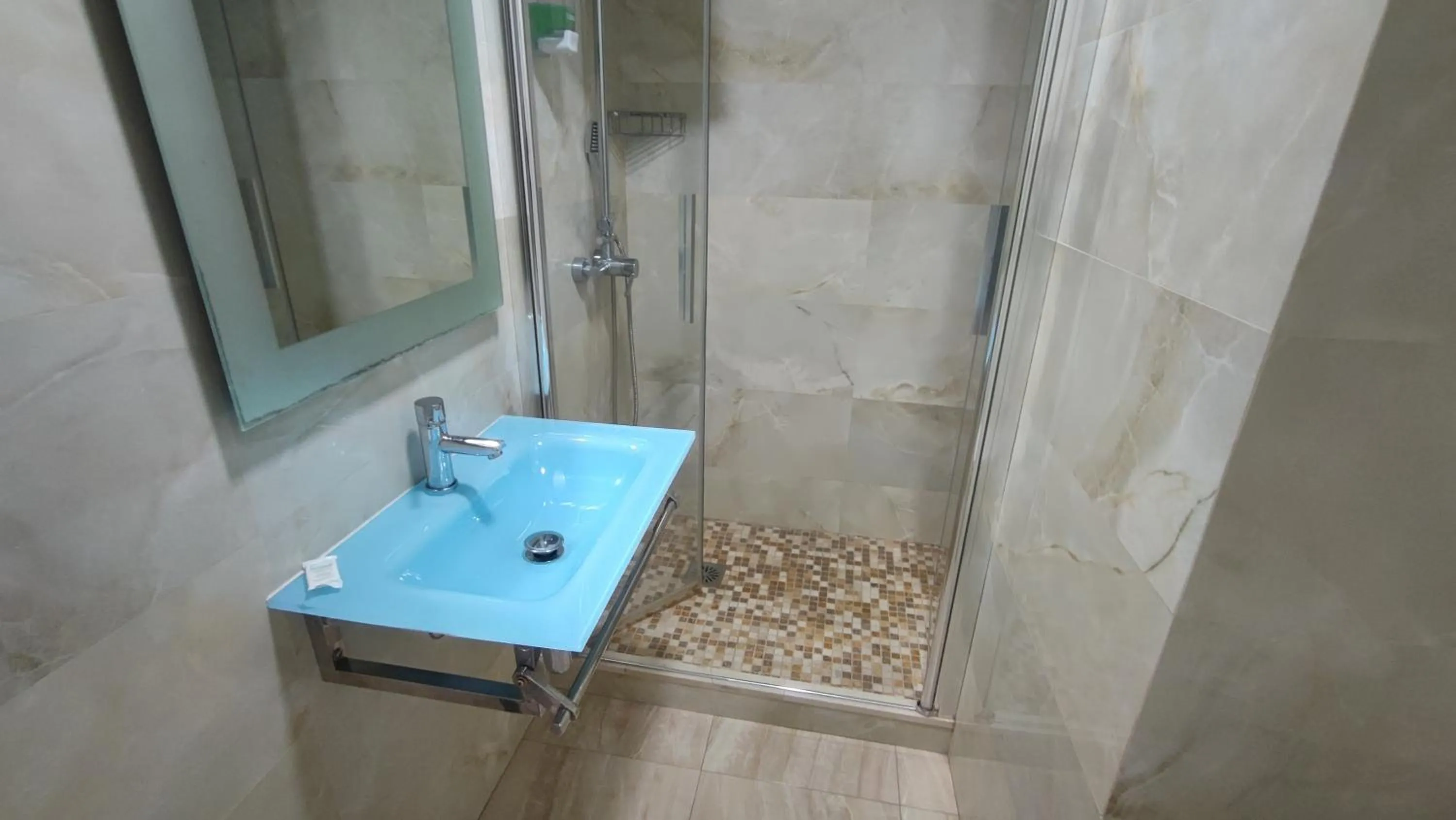 Shower in Hotel Aro'S