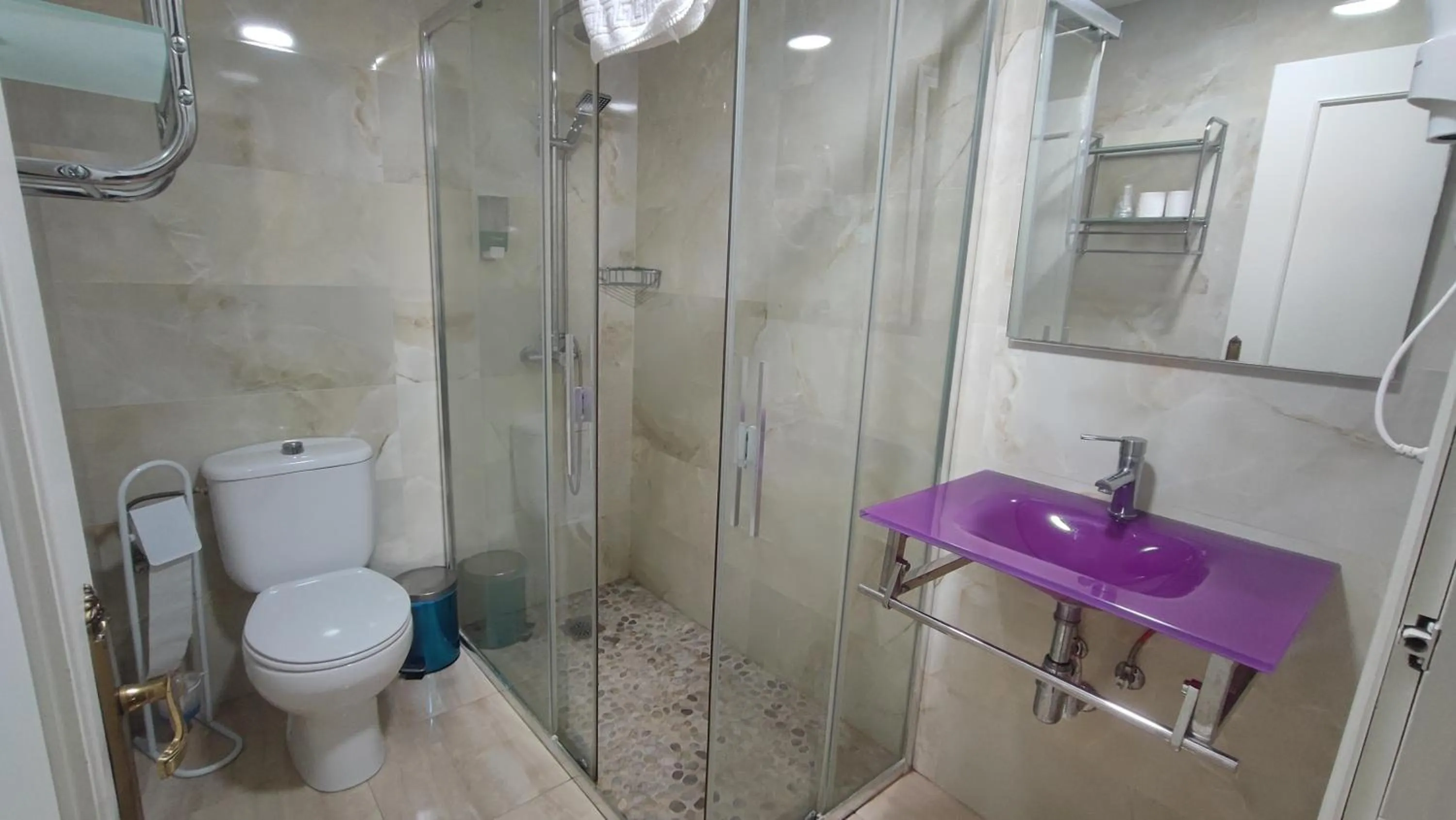 Shower in Hotel Aro'S