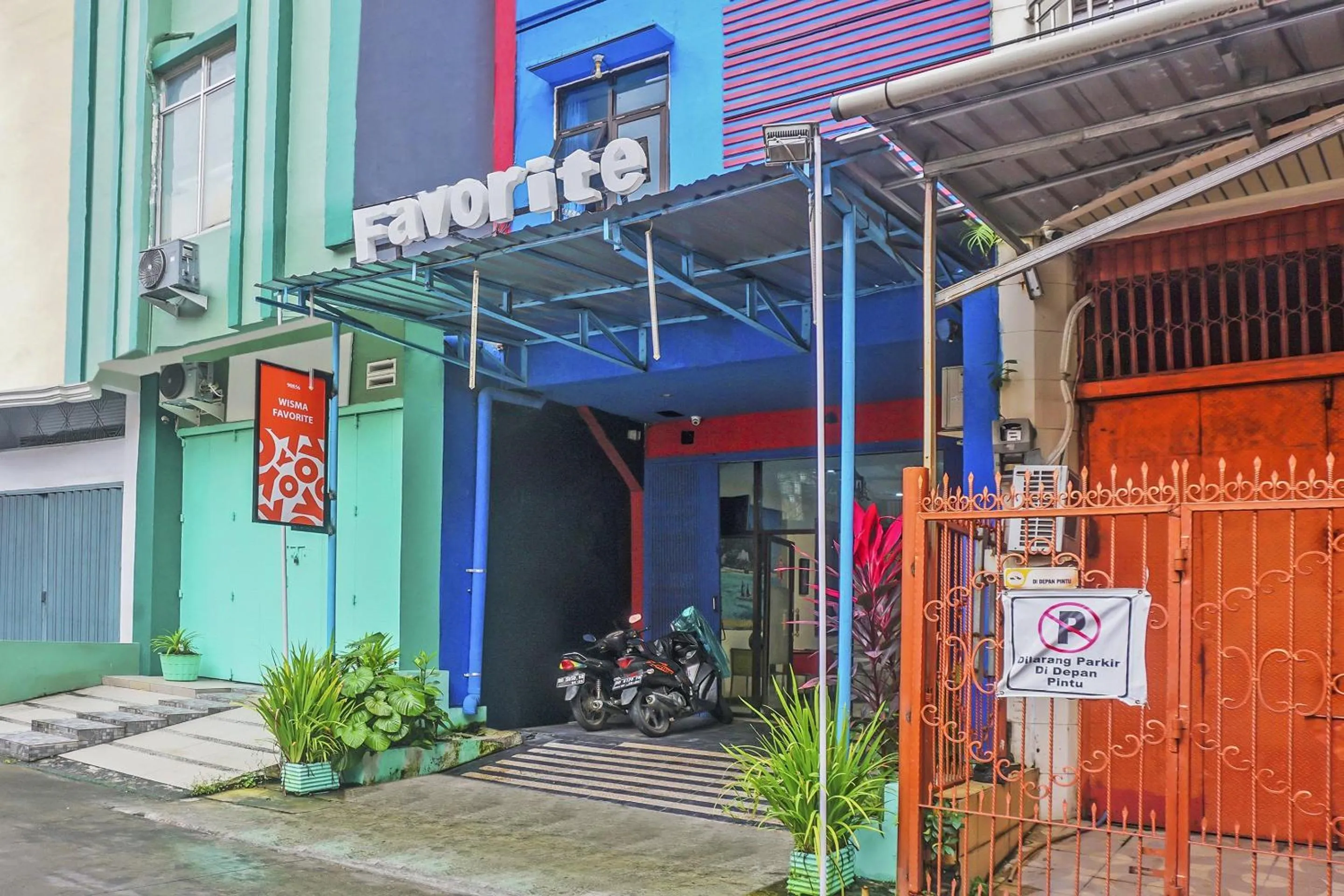 Facade/entrance in Hotel O Wisma Favorite Makassar Near Benteng Rotterdam