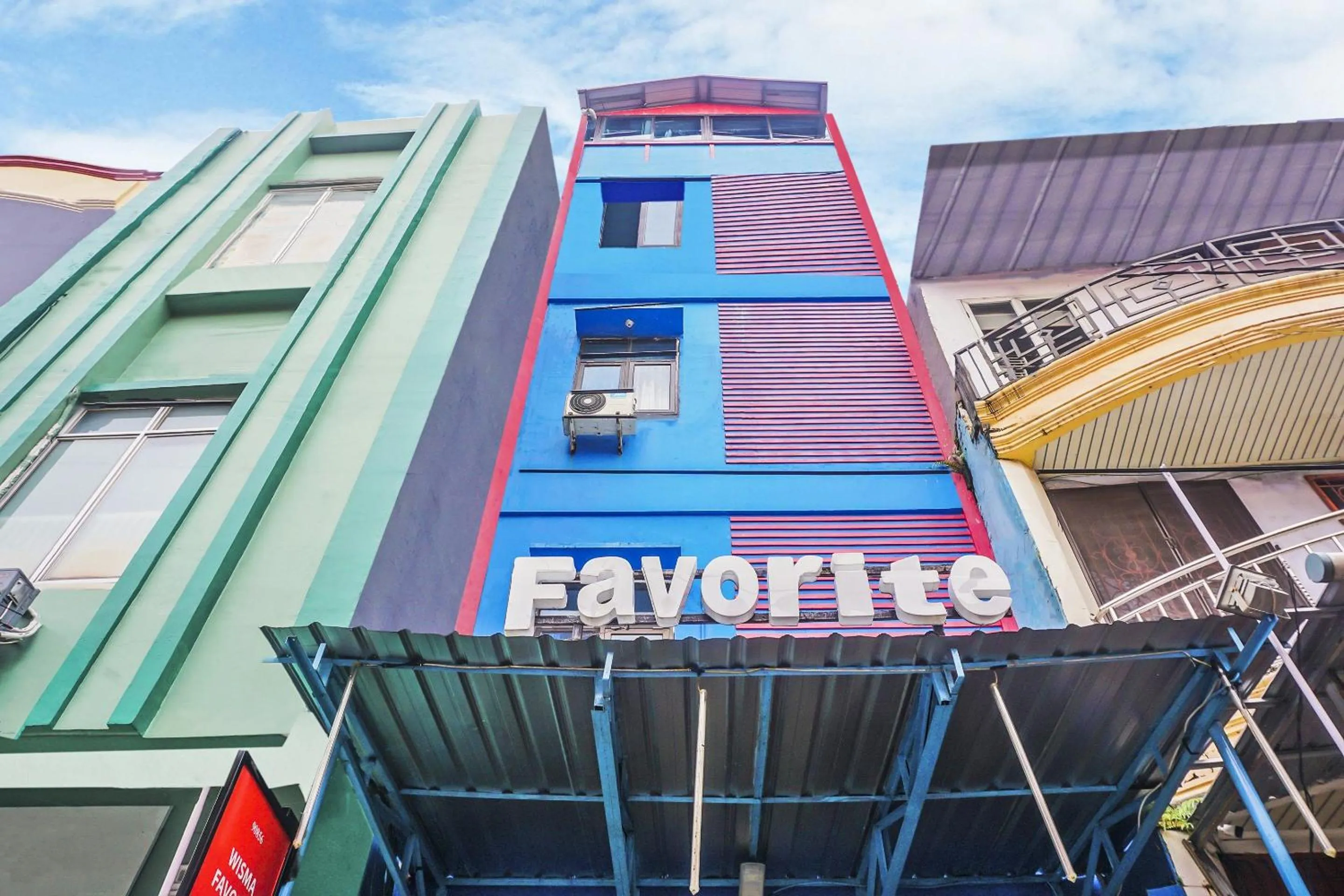 Facade/entrance in Hotel O Wisma Favorite Makassar Near Benteng Rotterdam