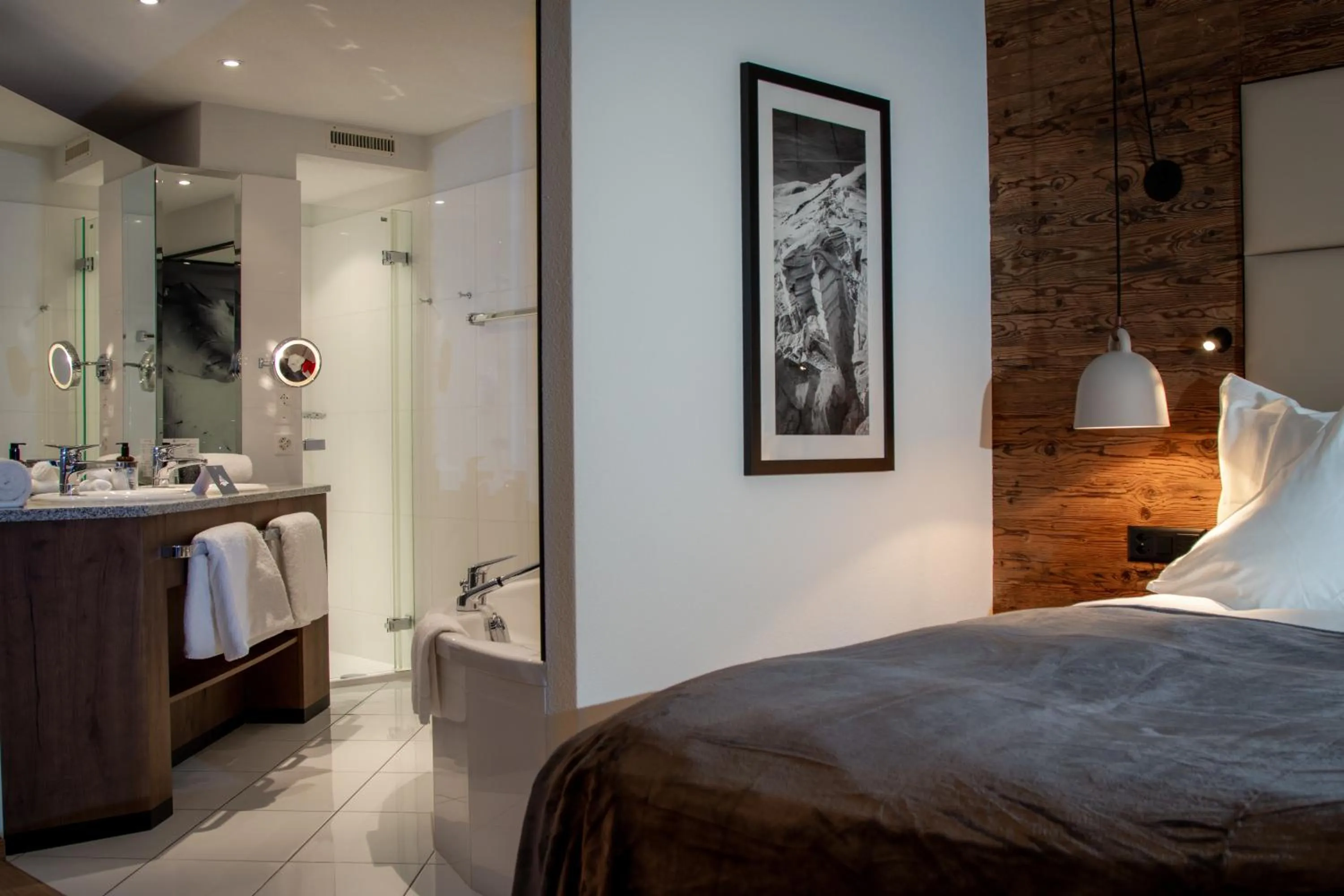 Photo of the whole room, Bed in Walliserhof Grand-Hotel & Spa Relais & Châteaux