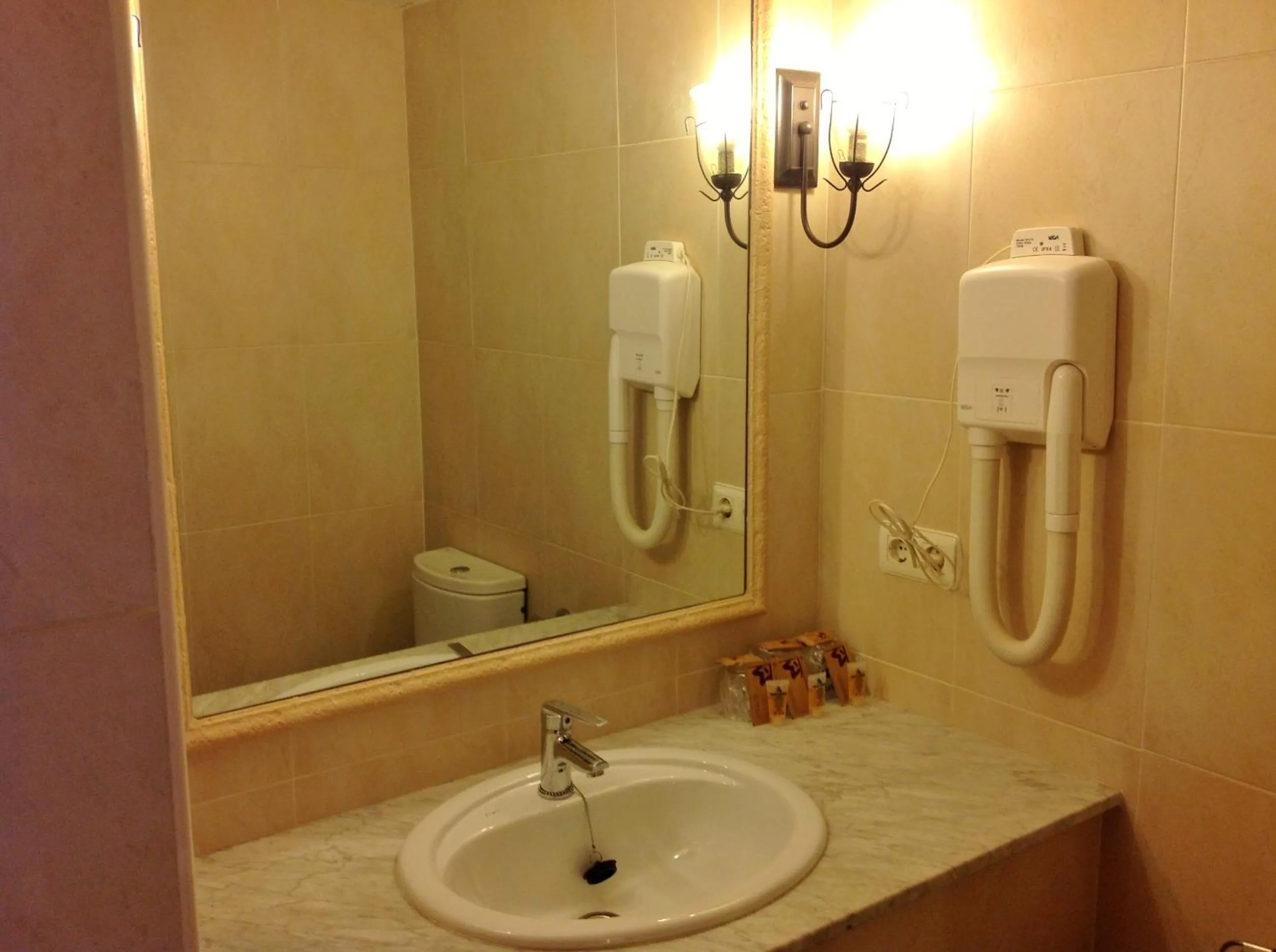 Triple Room in Hostal Cerezo 2