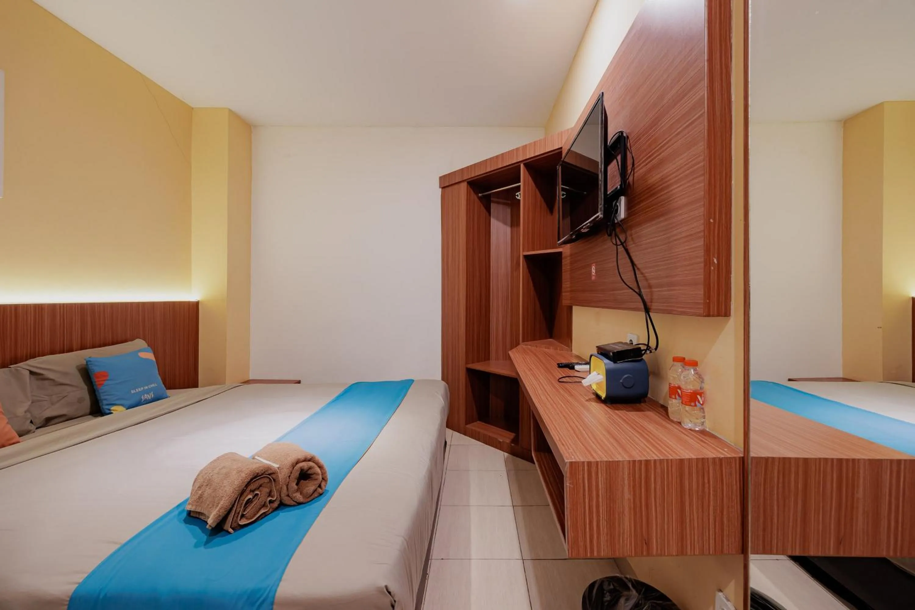 Bedroom, Bed in Sans Hotel Roxy Jakarta