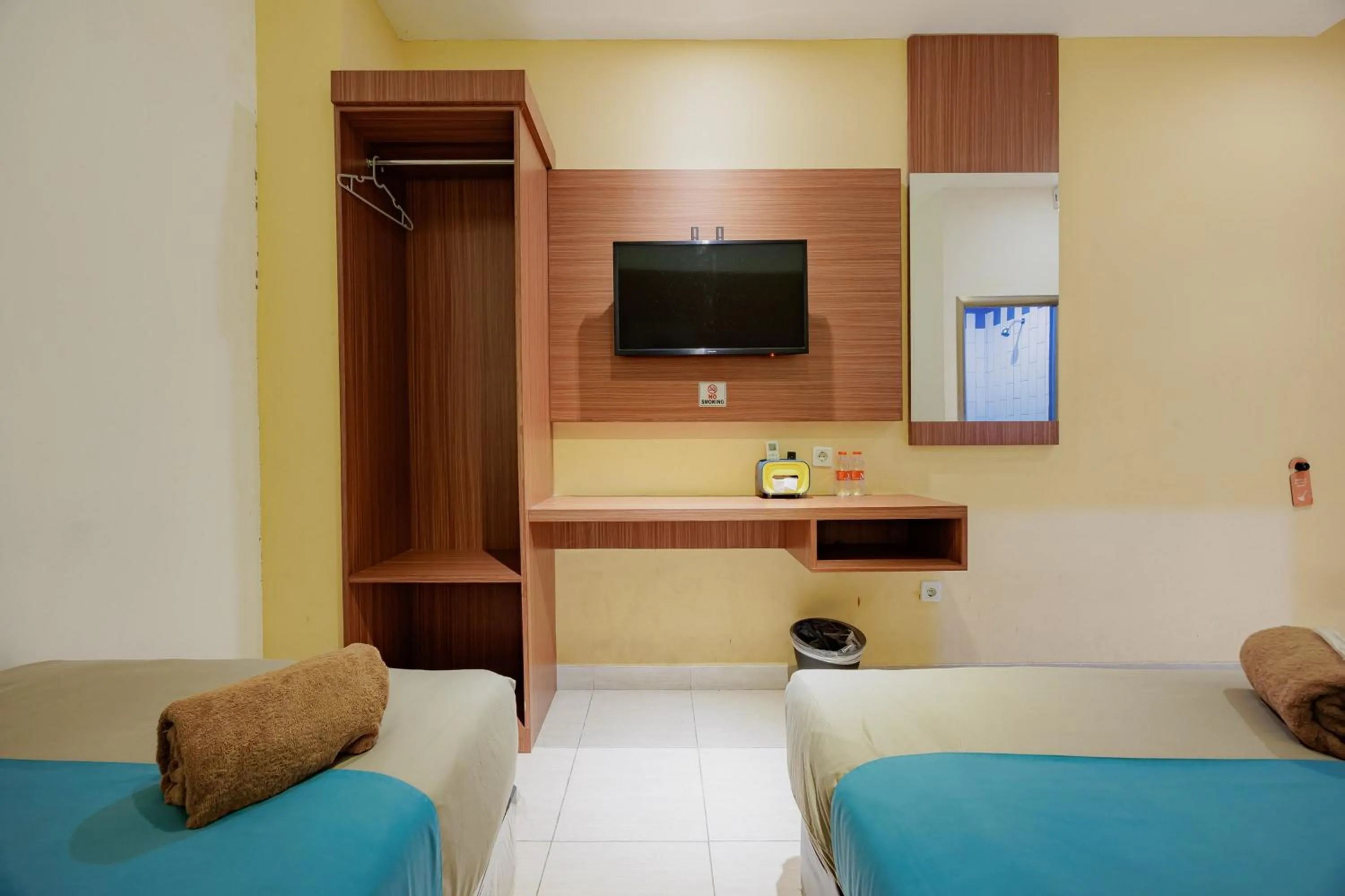 Bedroom, Bed in Sans Hotel Roxy Jakarta