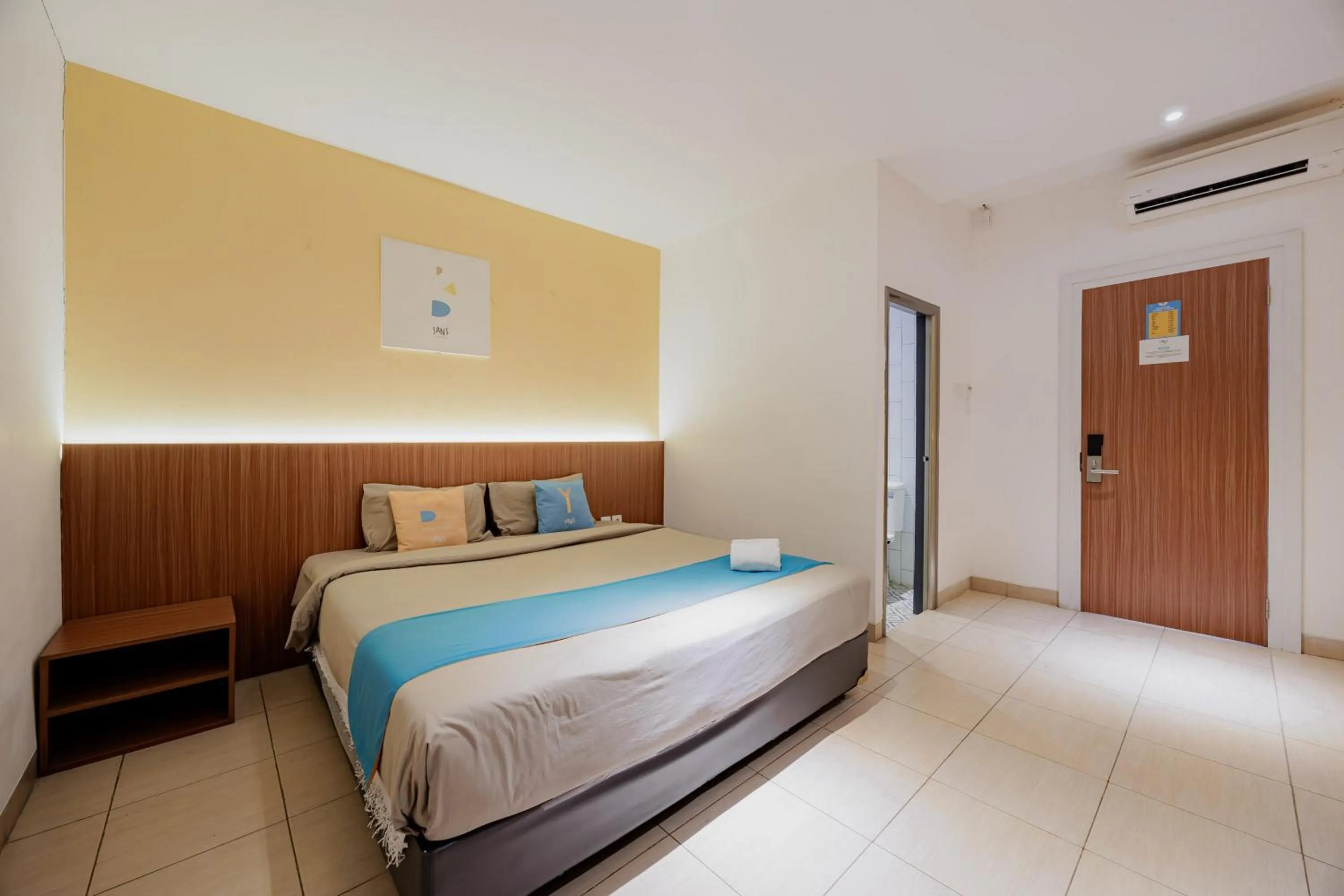 Bedroom, Bed in Sans Hotel Roxy Jakarta