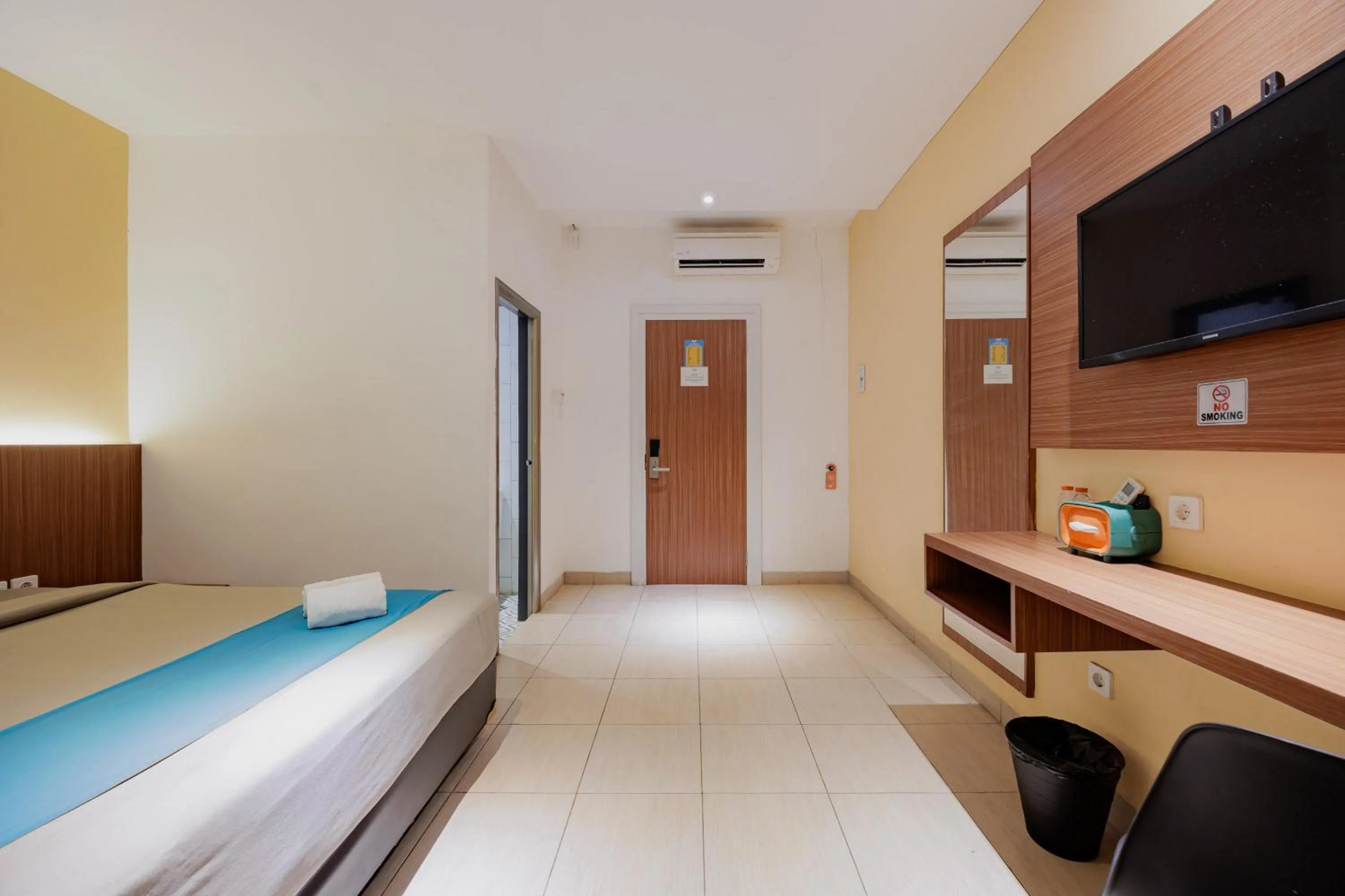 Bedroom, Bed in Sans Hotel Roxy Jakarta