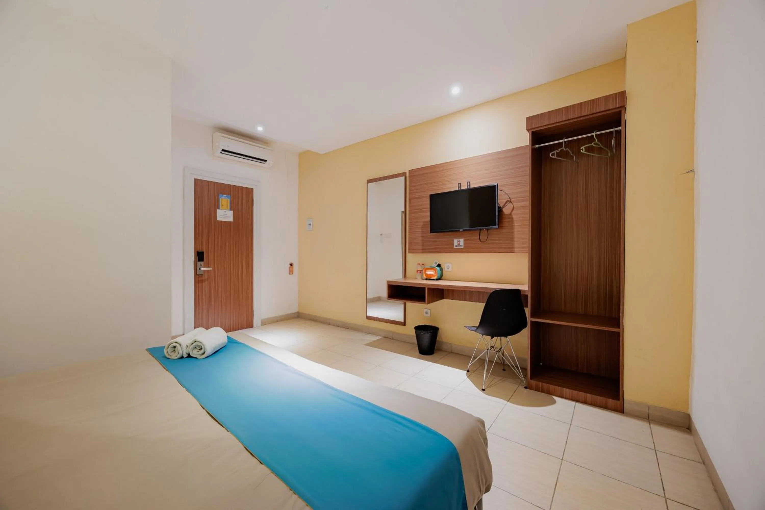 Bedroom in Sans Hotel Roxy Jakarta