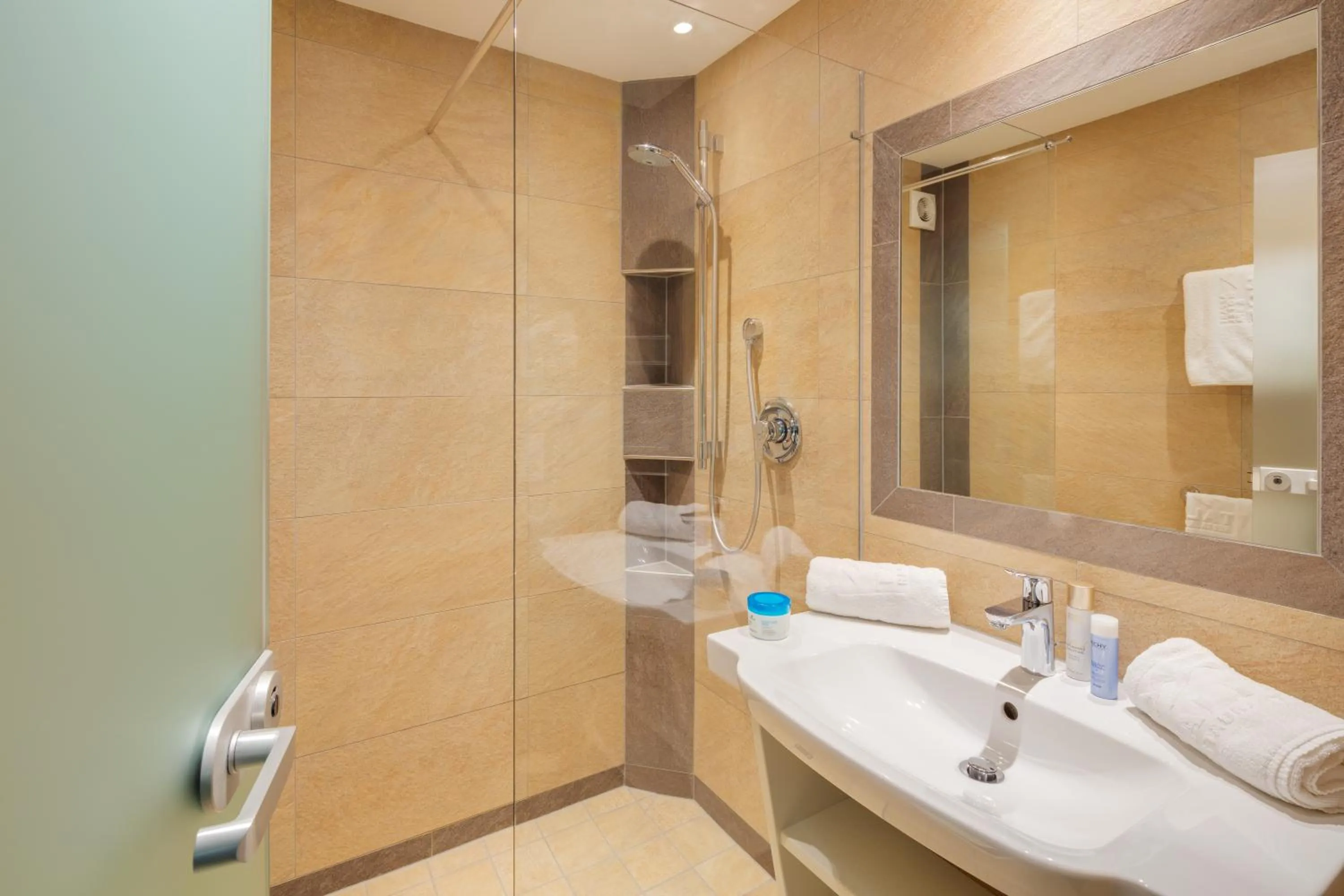 Bathroom in Apparthotel Talhof, Restaurant, Pool und Spa