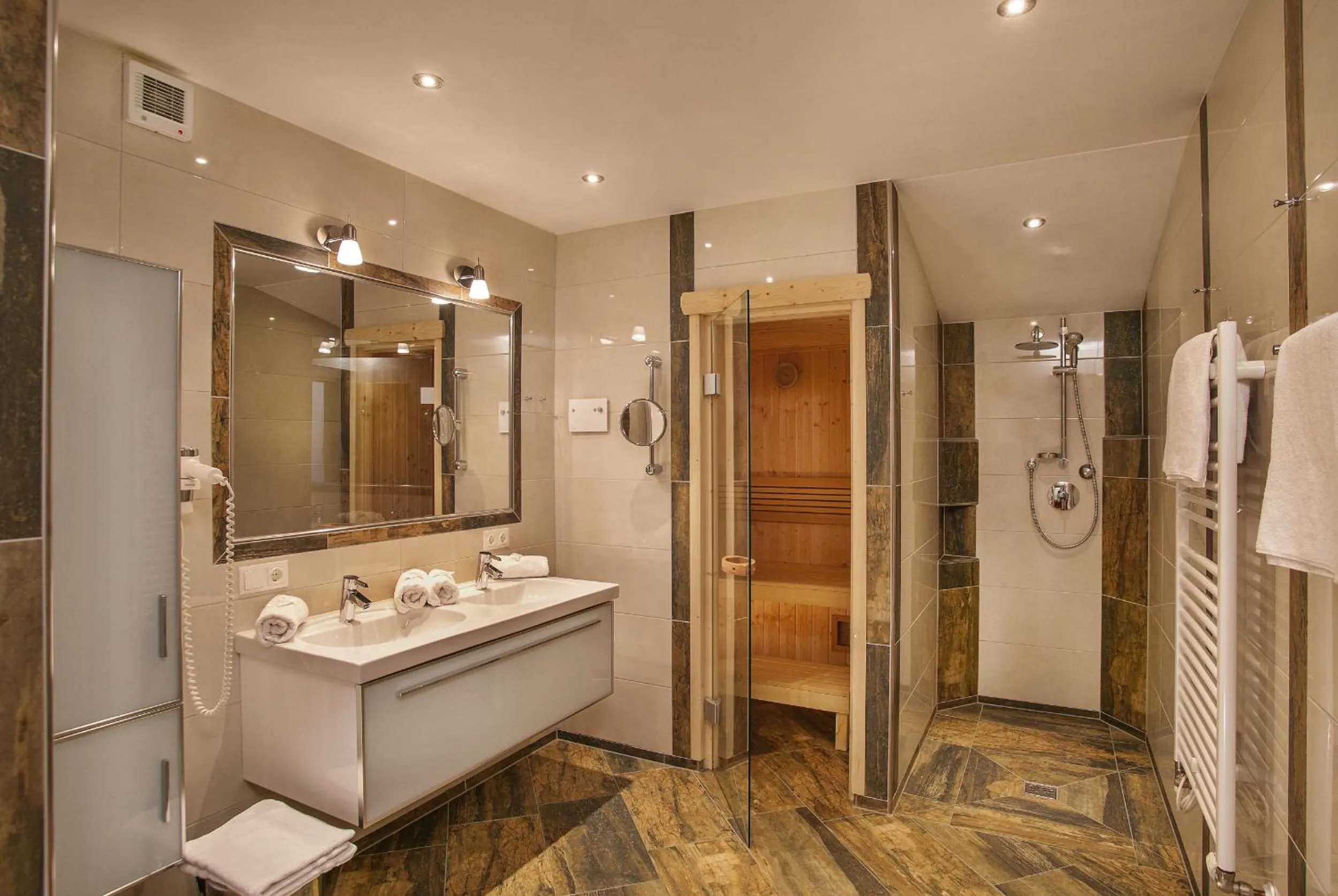 Bathroom in Apparthotel Talhof, Restaurant, Pool und Spa