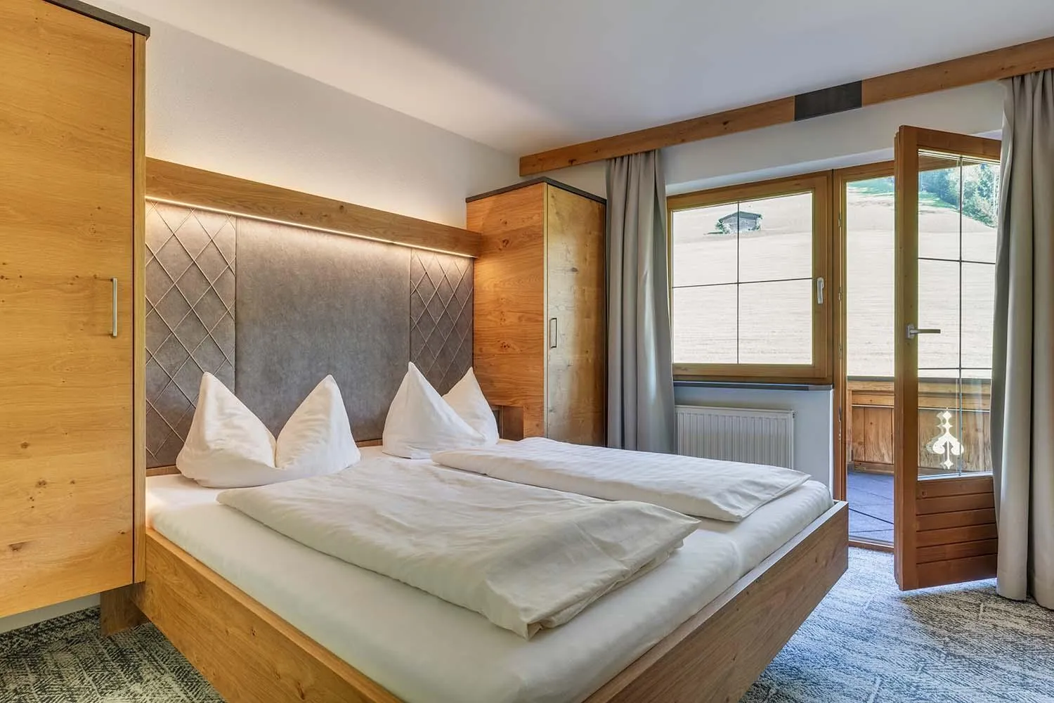 Photo of the whole room, Bed in Apparthotel Talhof, Restaurant, Pool und Spa