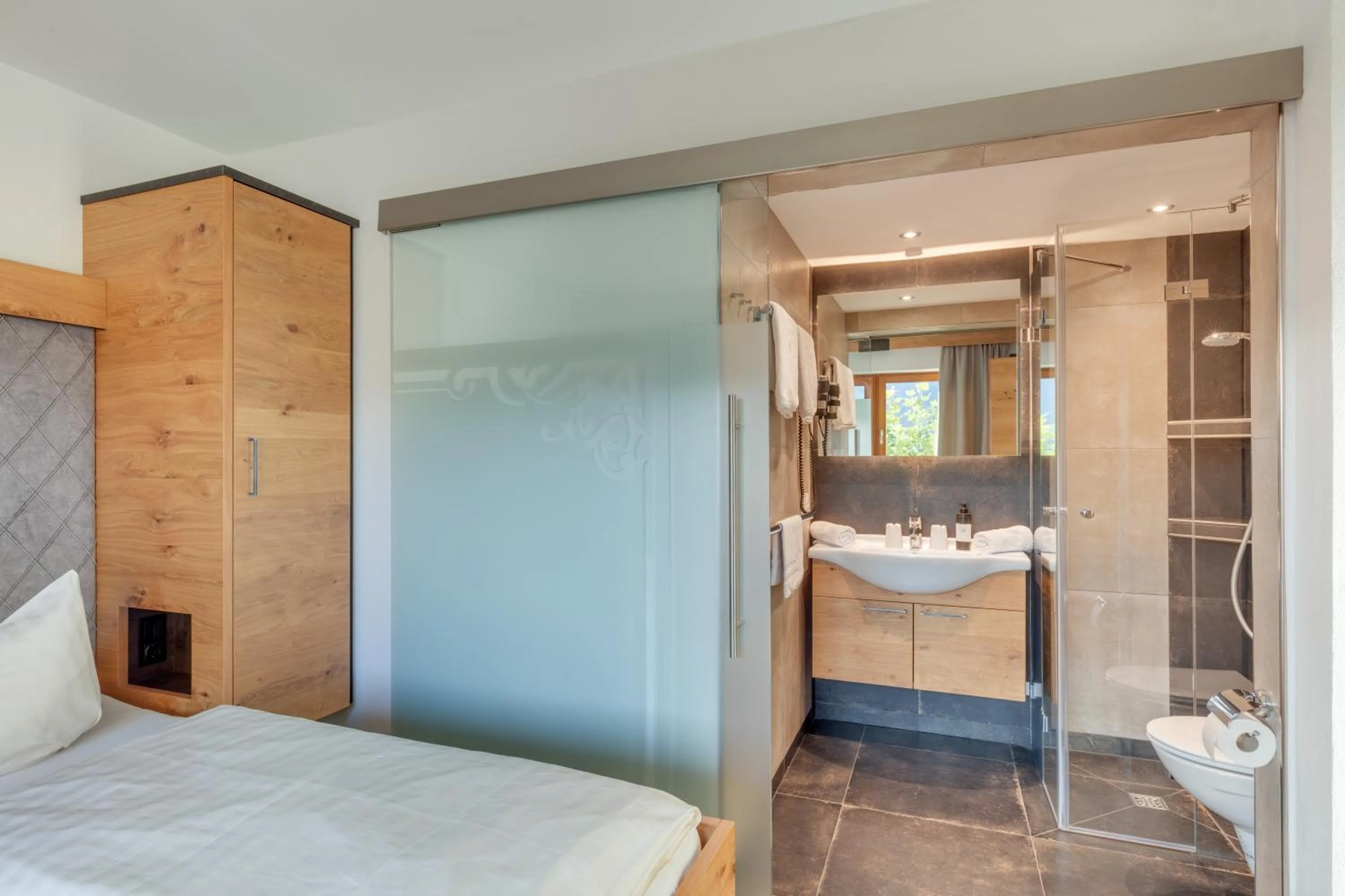 Bathroom, Bed in Apparthotel Talhof, Restaurant, Pool und Spa