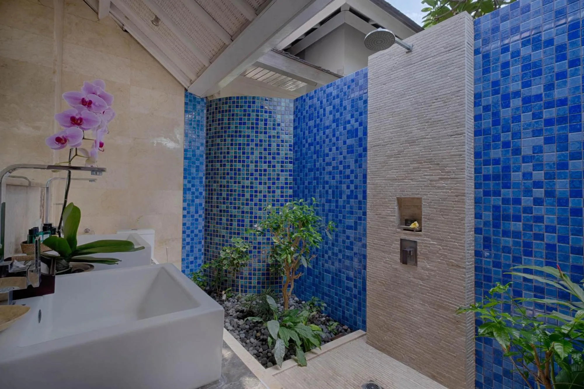 Shower in Kutus Kutus Estuary Saba Beach