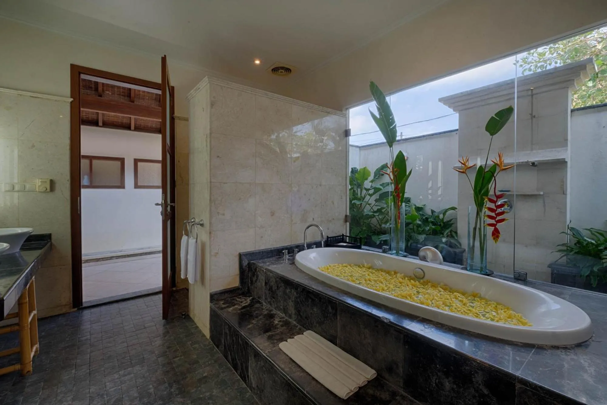 Shower in Kutus Kutus Estuary Saba Beach