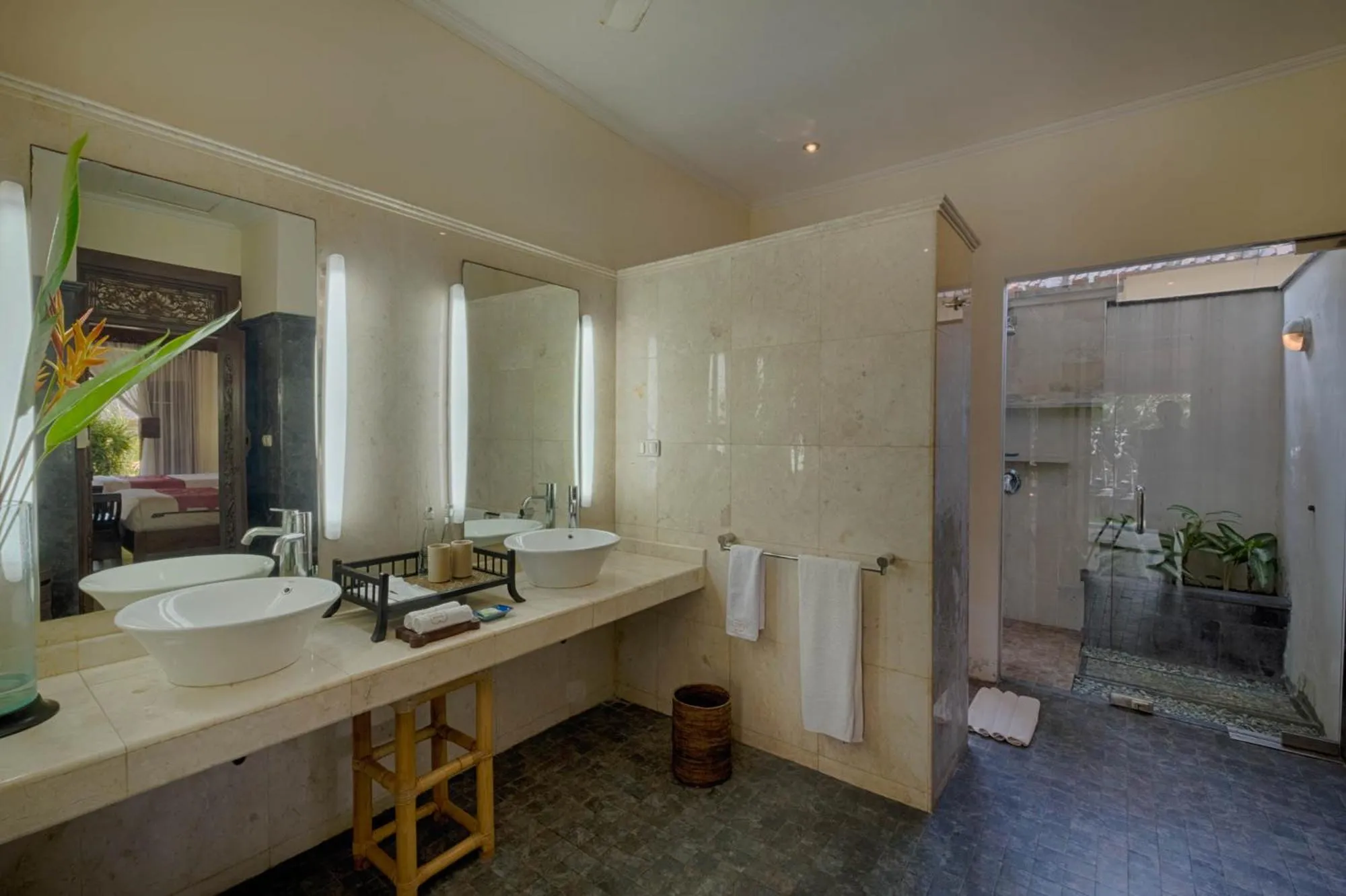 Shower in Kutus Kutus Estuary Saba Beach