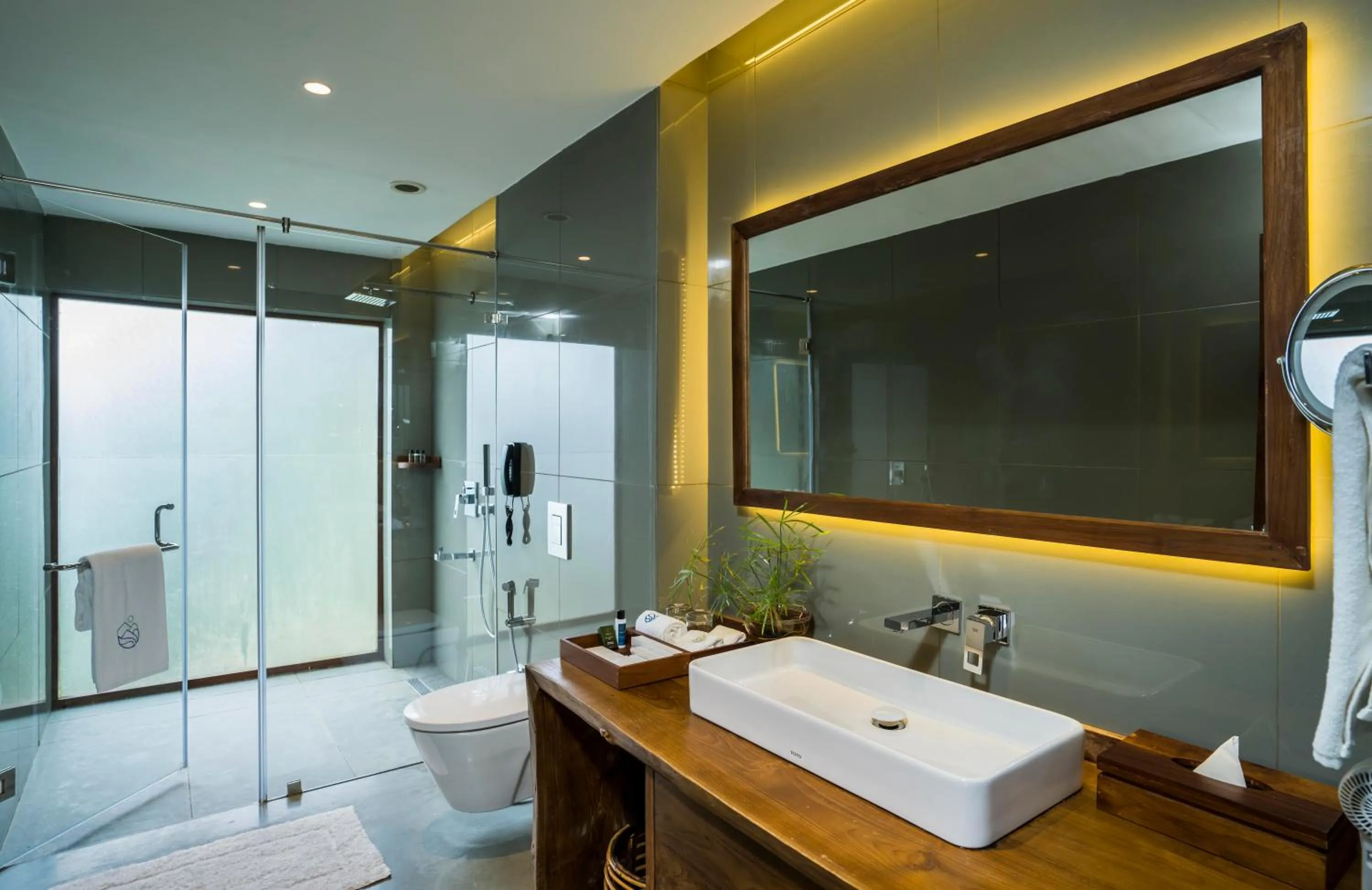 Shower in MOUNTAIN SHADOWS RESORT Wayanad