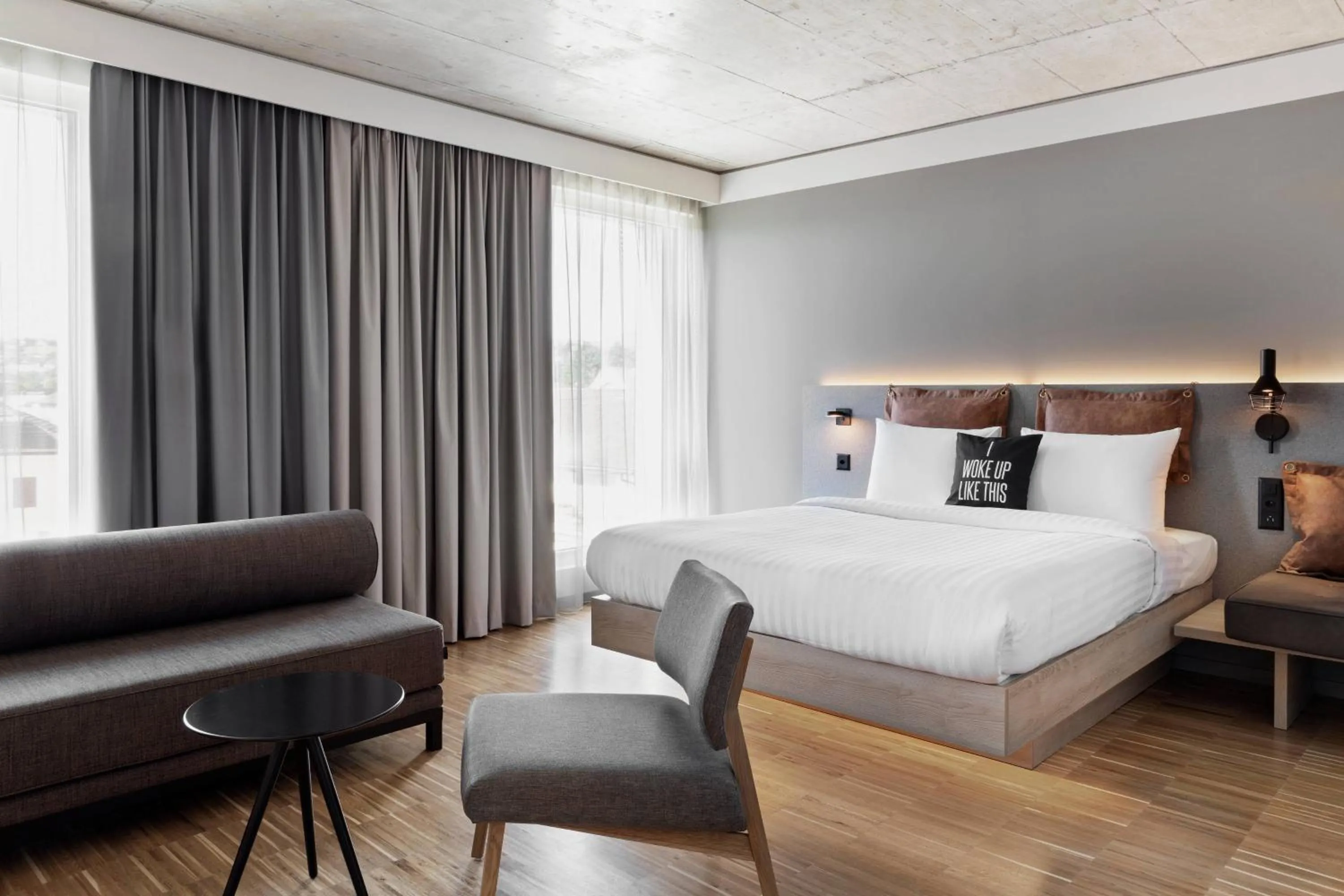 Photo of the whole room, Bed in Moxy Rapperswil