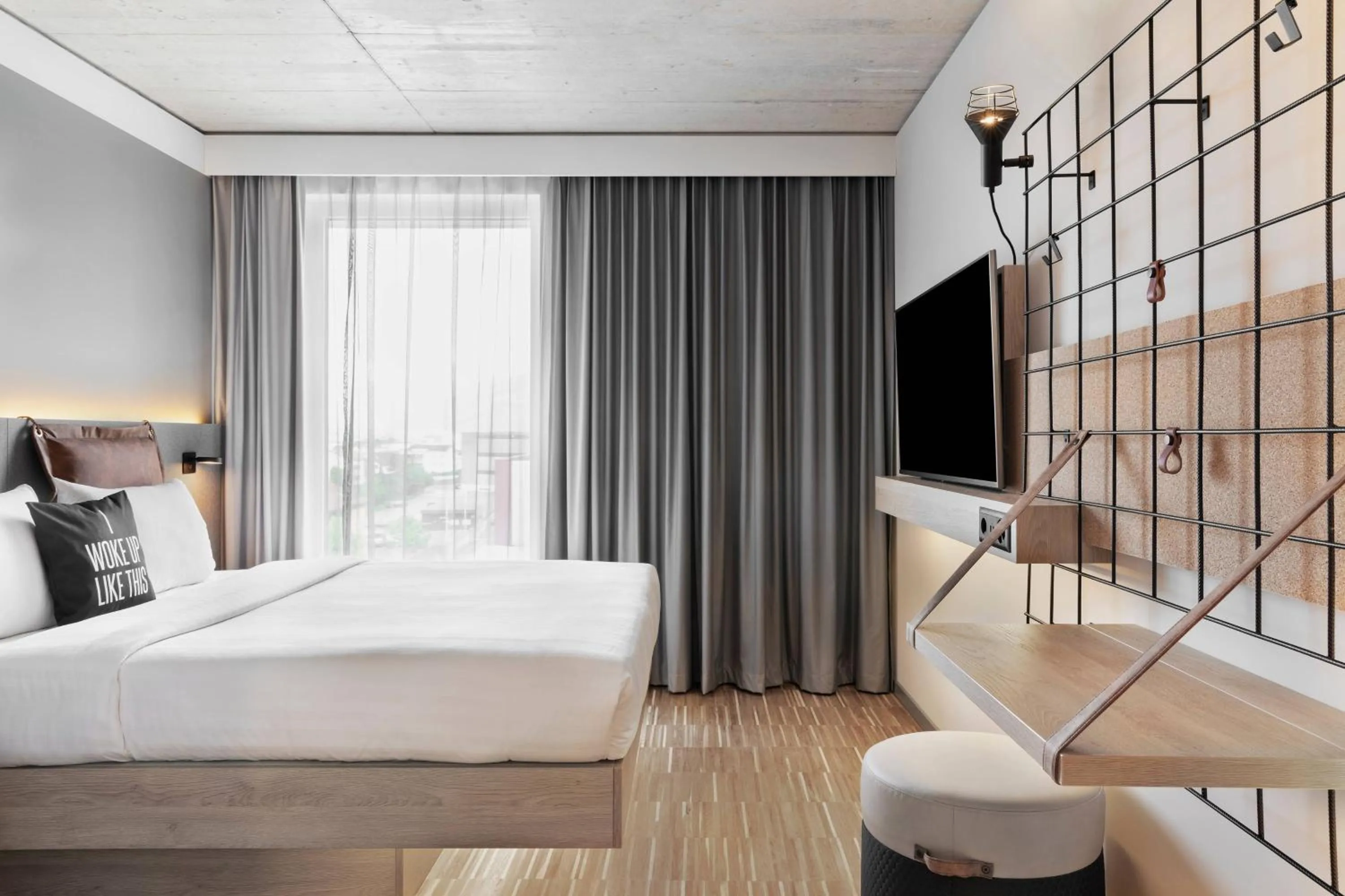 Photo of the whole room, Bed in Moxy Rapperswil