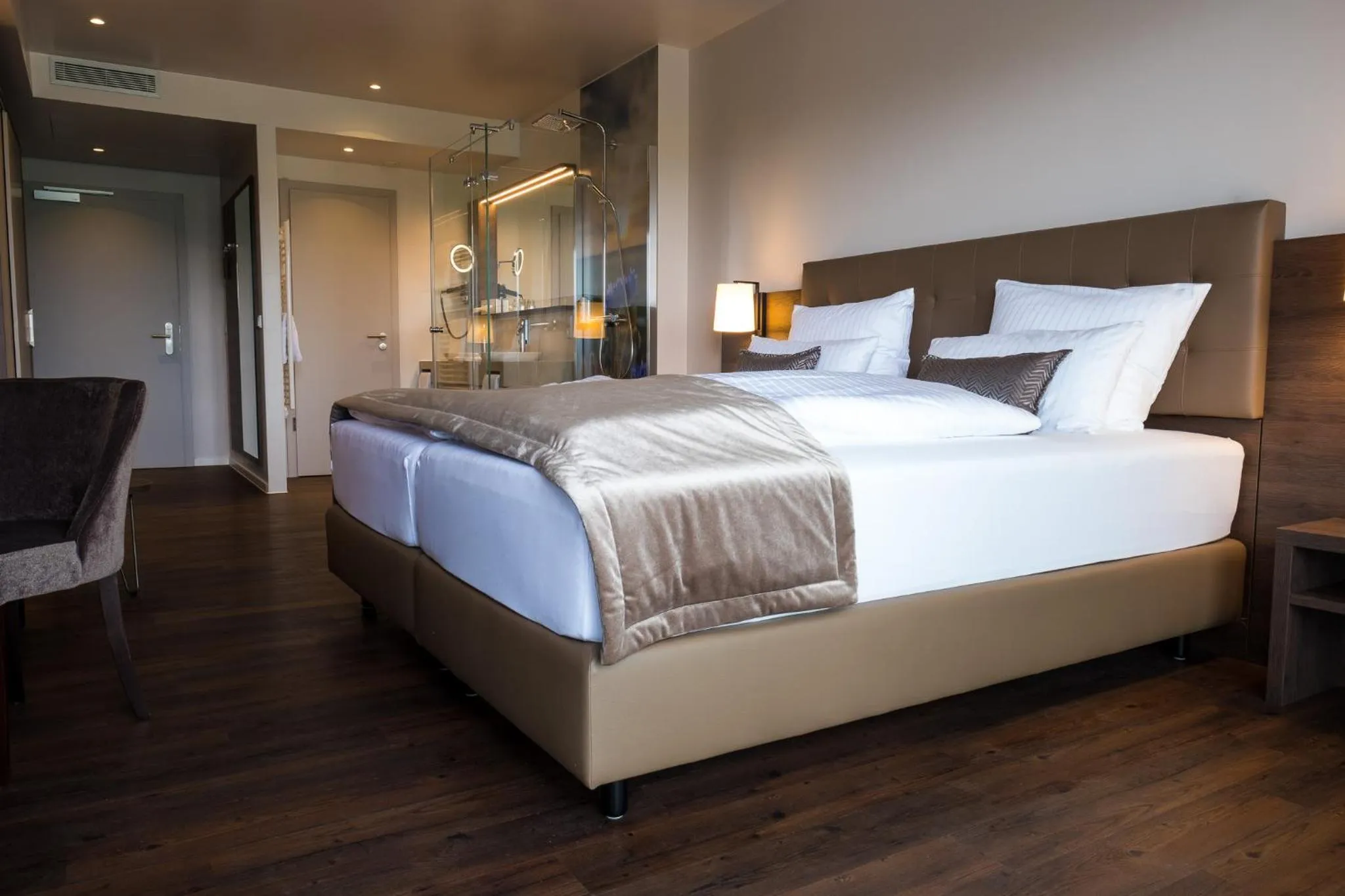 Shower, Bed in Rebhan's Business und Wellness Hotel