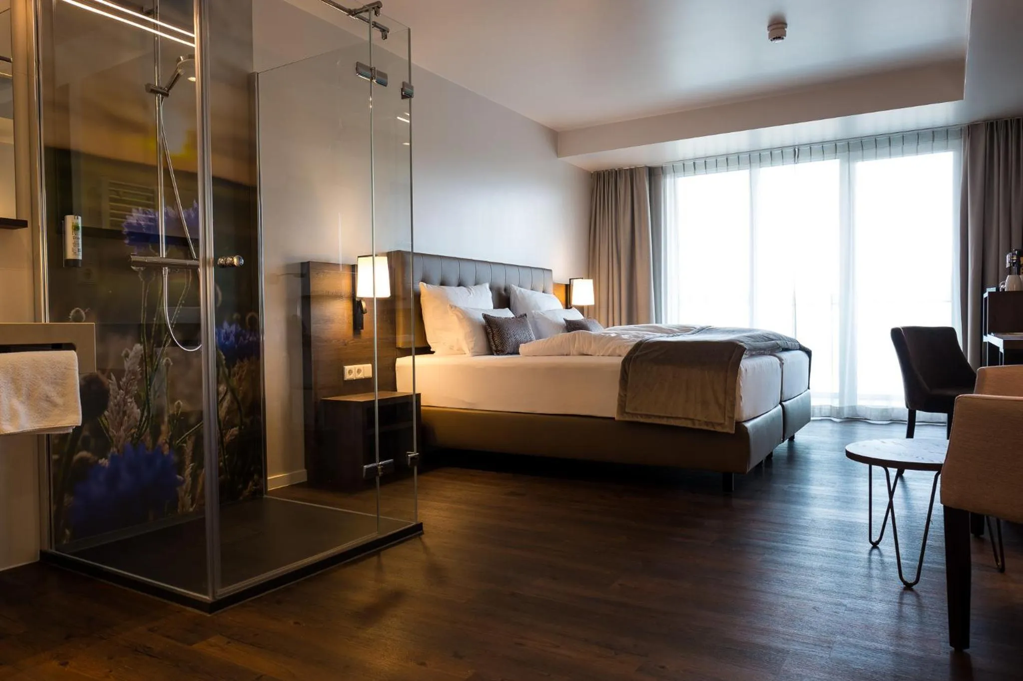 Shower, Bed in Rebhan's Business und Wellness Hotel