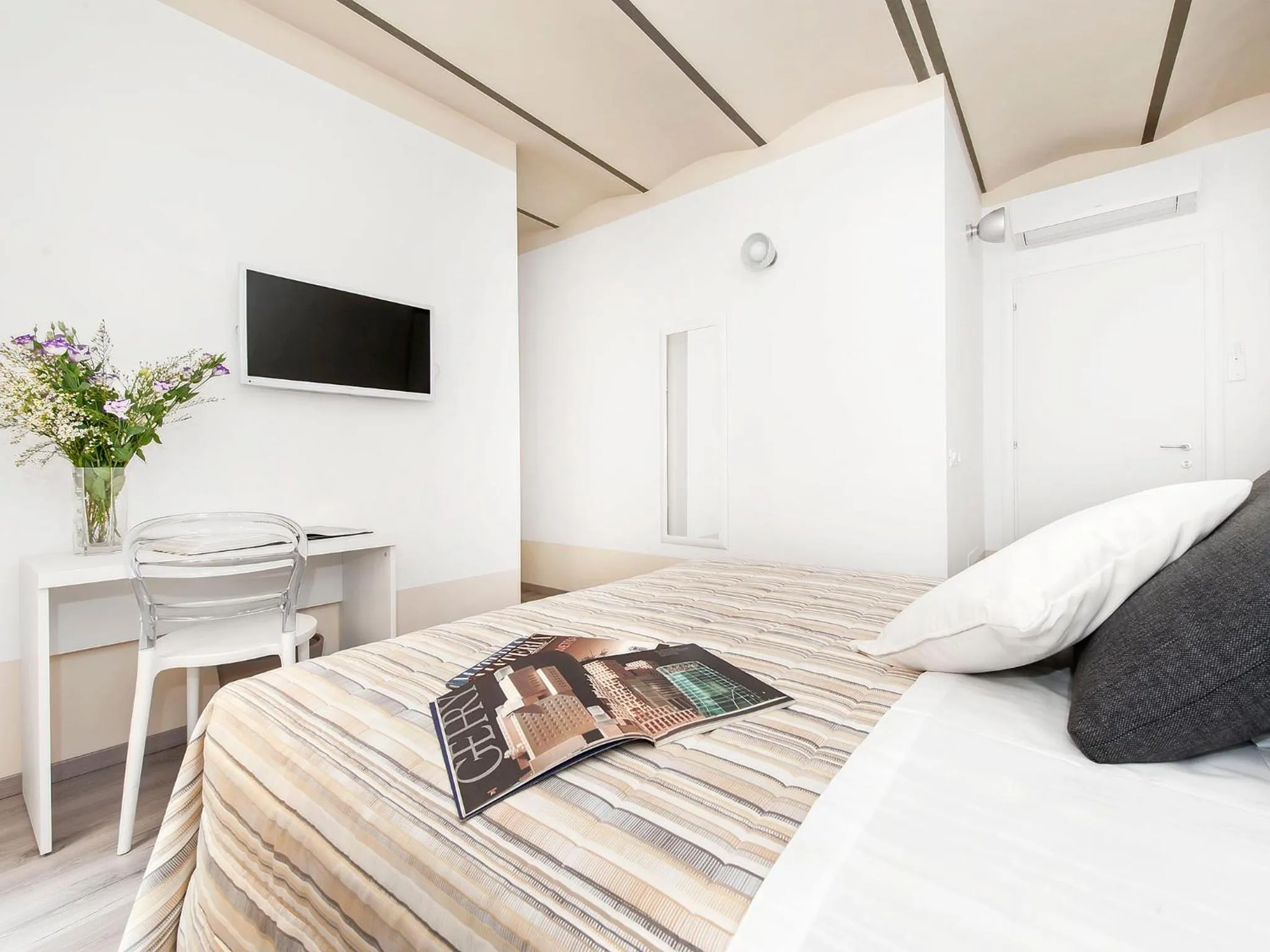 Bedroom, Bed in White Rooms Colosseo