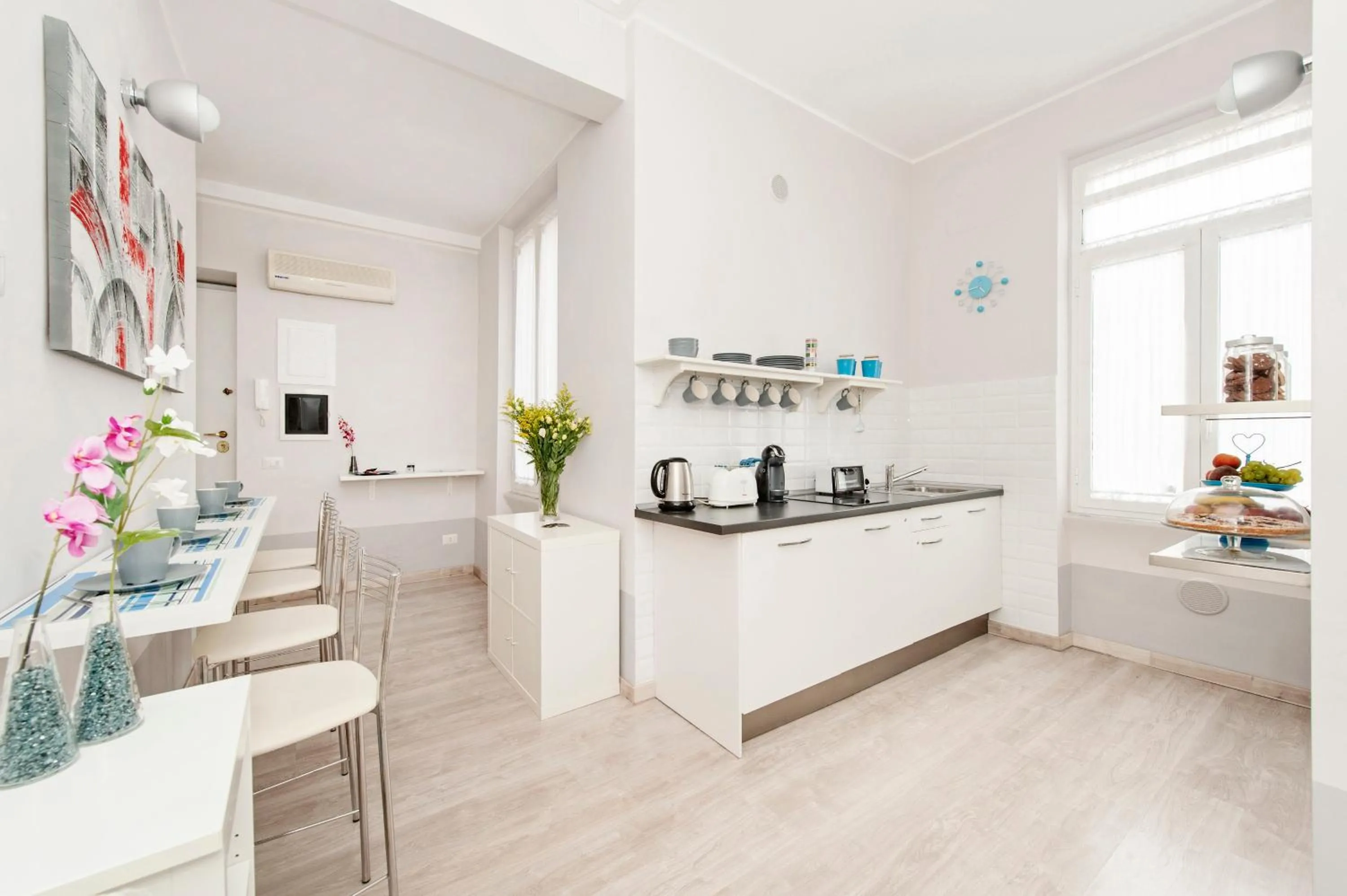 Restaurant/places to eat in White Rooms Colosseo