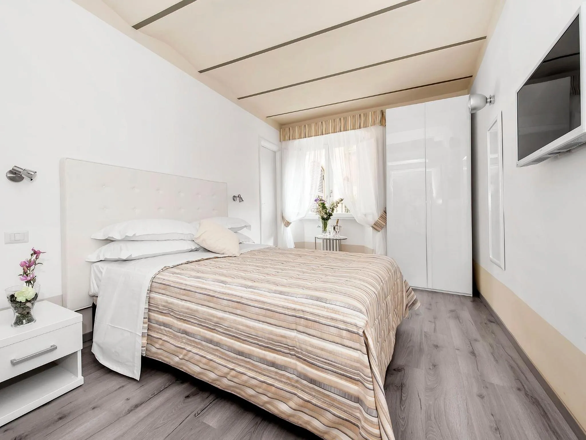 Bedroom, Bed in White Rooms Colosseo