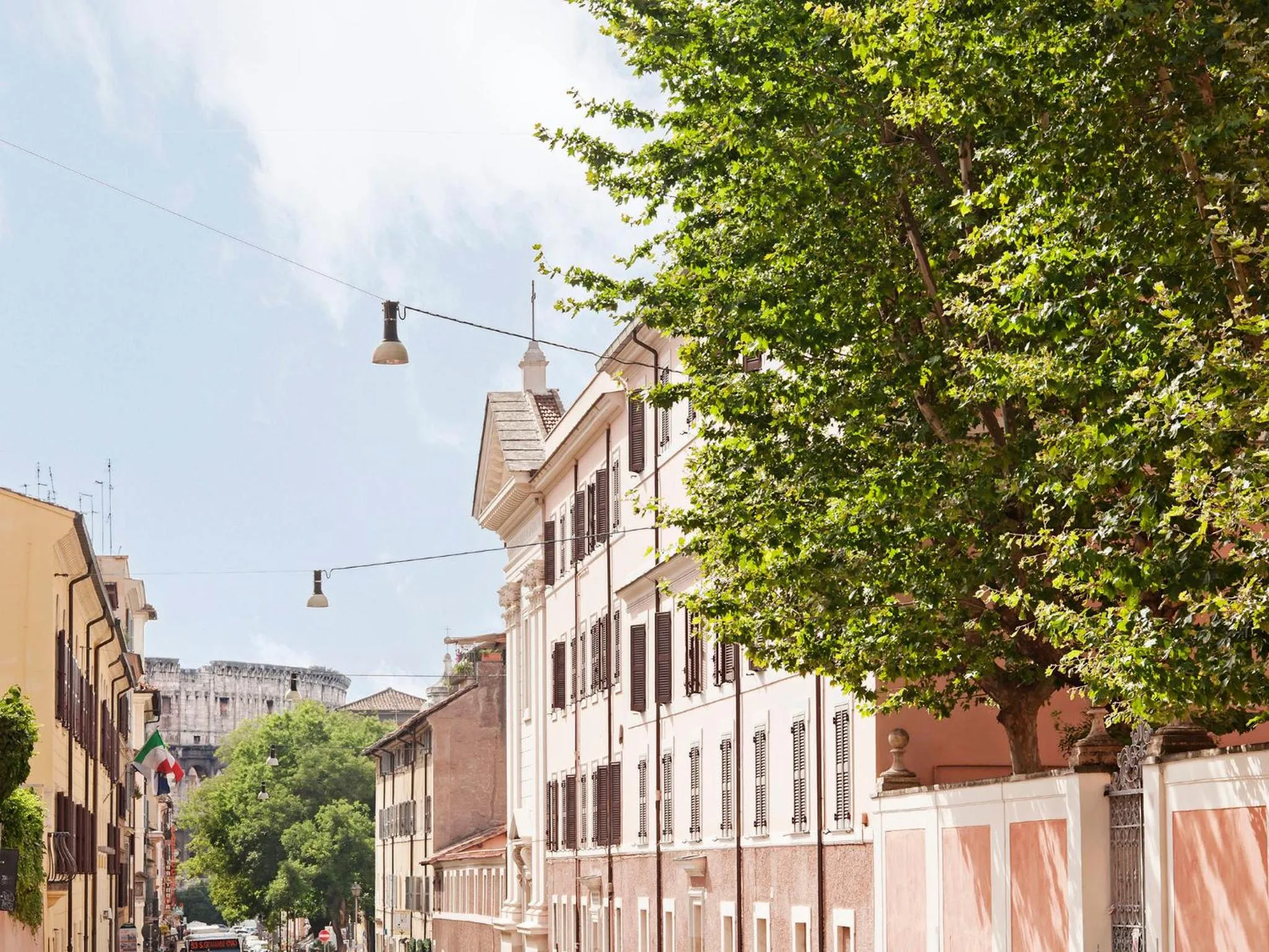 Property building in White Rooms Colosseo