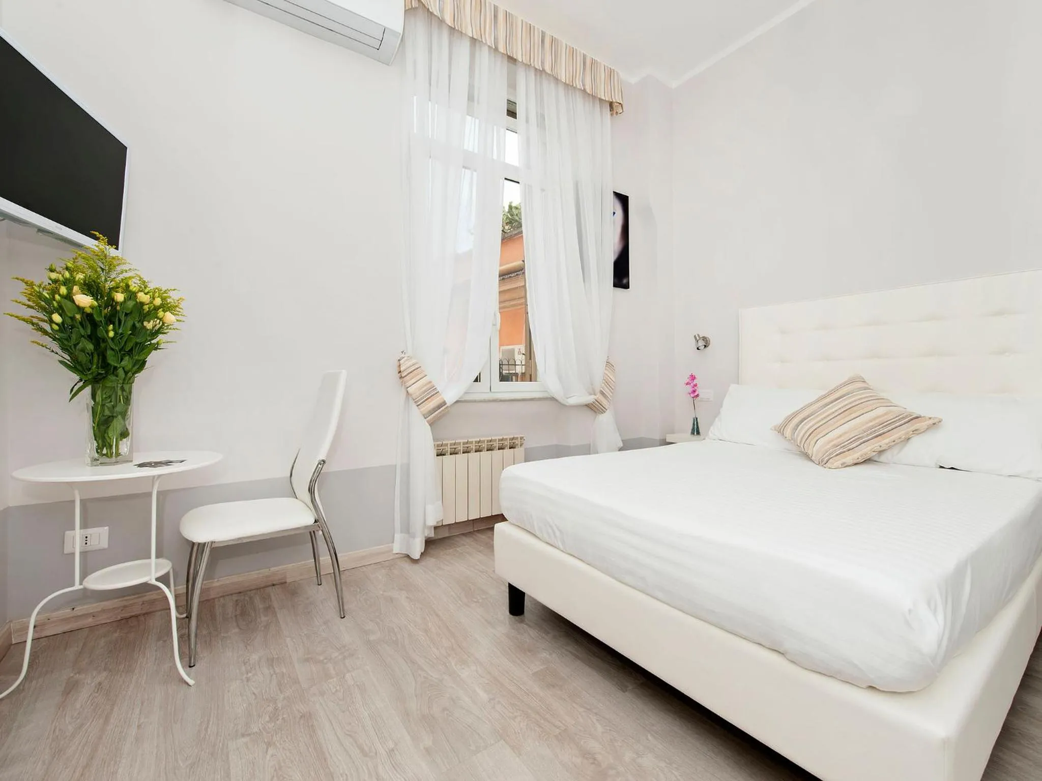 Photo of the whole room, Bed in White Rooms Colosseo