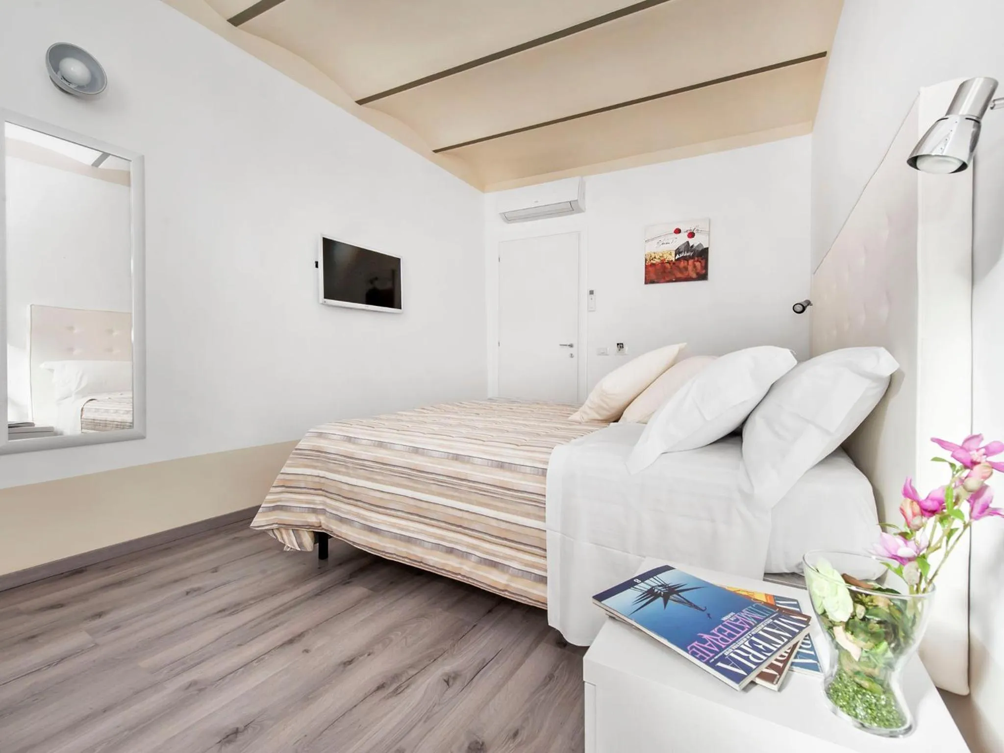 Bedroom, Bed in White Rooms Colosseo