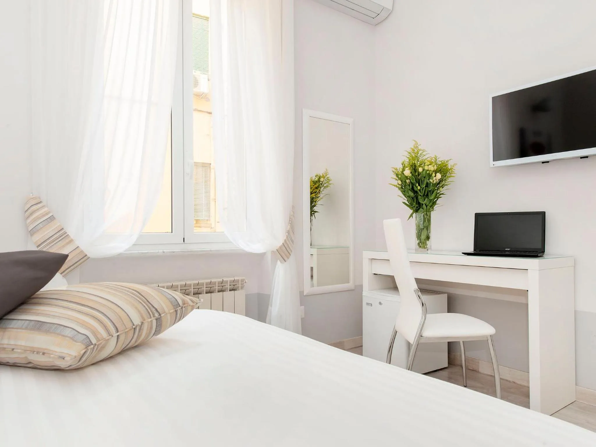 Decorative detail, Bed in White Rooms Colosseo