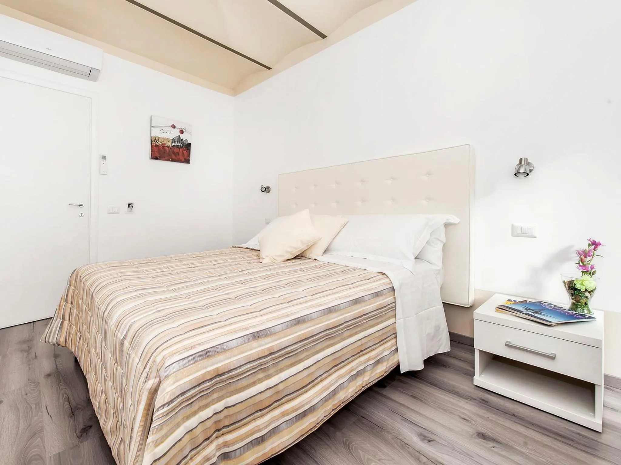 Bedroom, Bed in White Rooms Colosseo