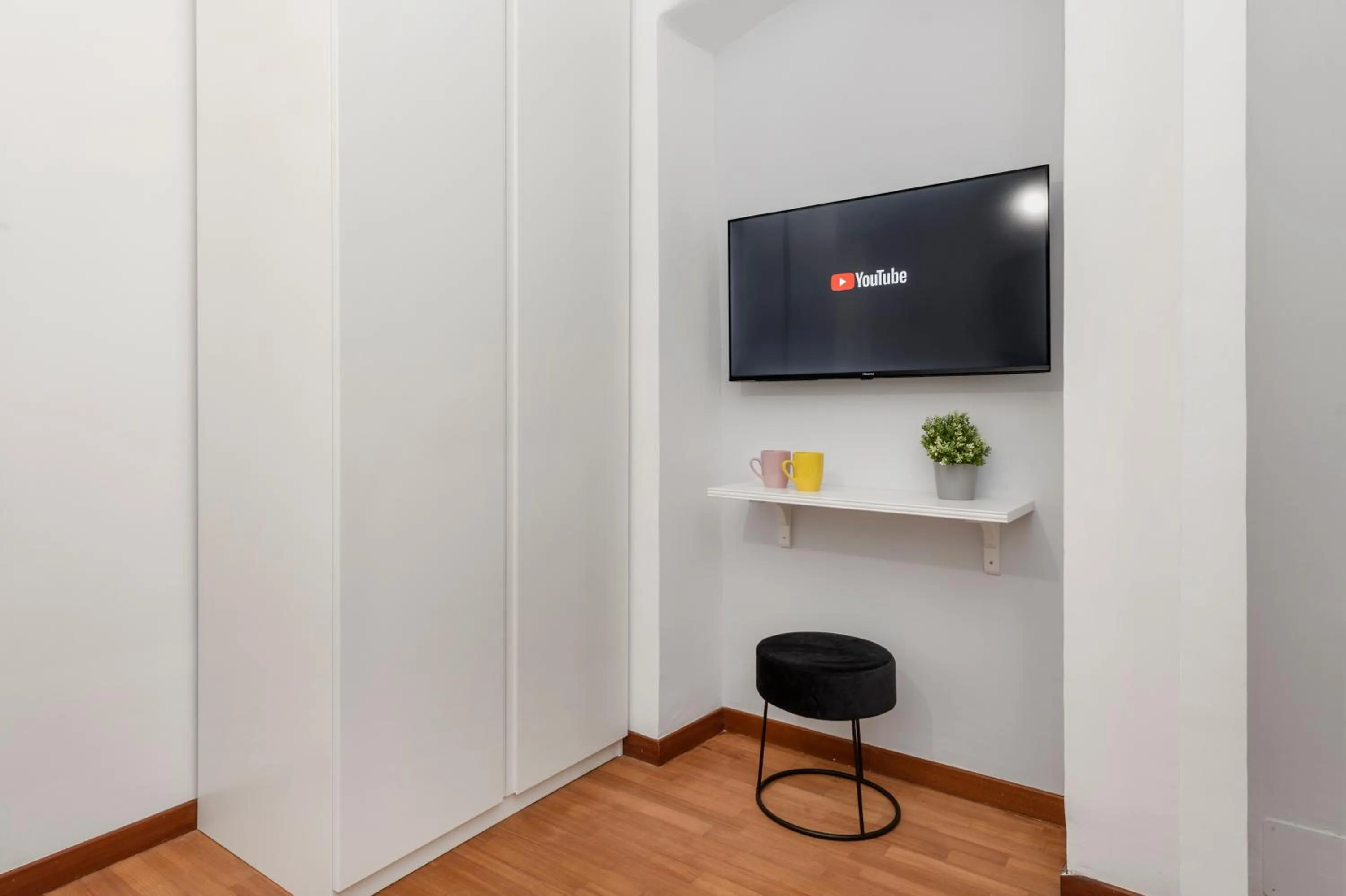 TV and multimedia in White Rooms Colosseo