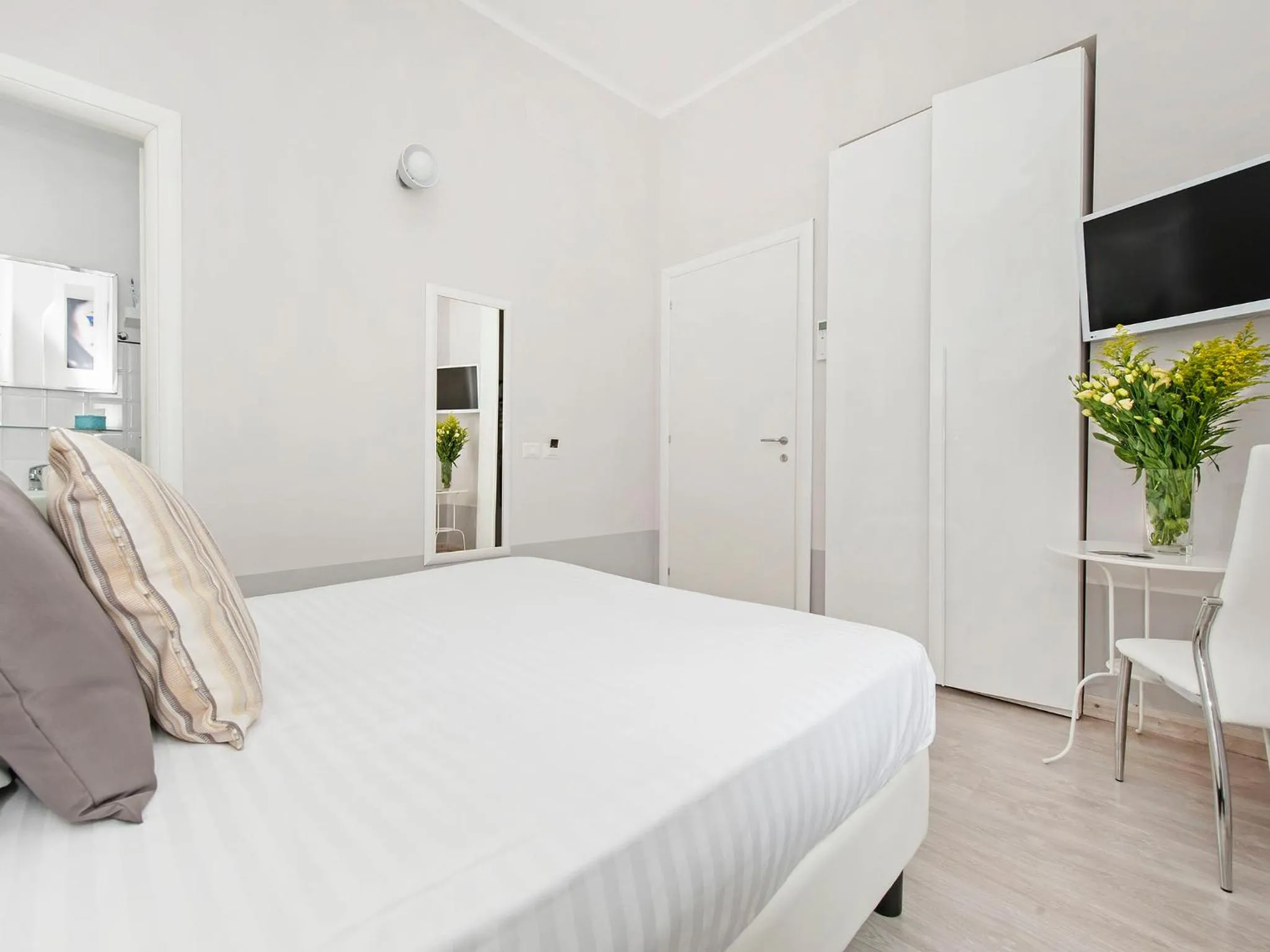 Photo of the whole room, Bed in White Rooms Colosseo